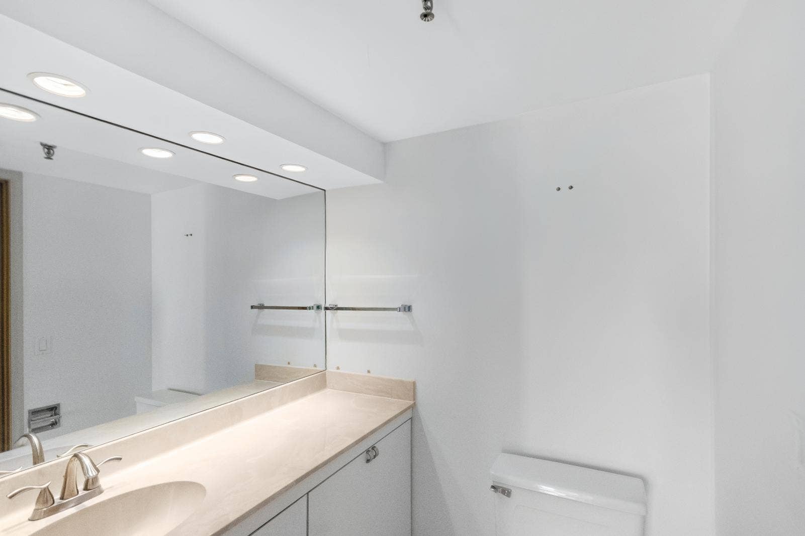 123 Lakeshore Drive, #1543, North Palm Beach, FL 33408 Guest Bathroom