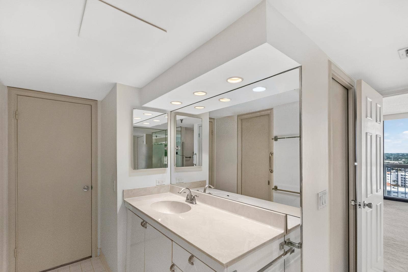 123 Lakeshore Drive, #1543, North Palm Beach, FL 33408 Primary Bathroom