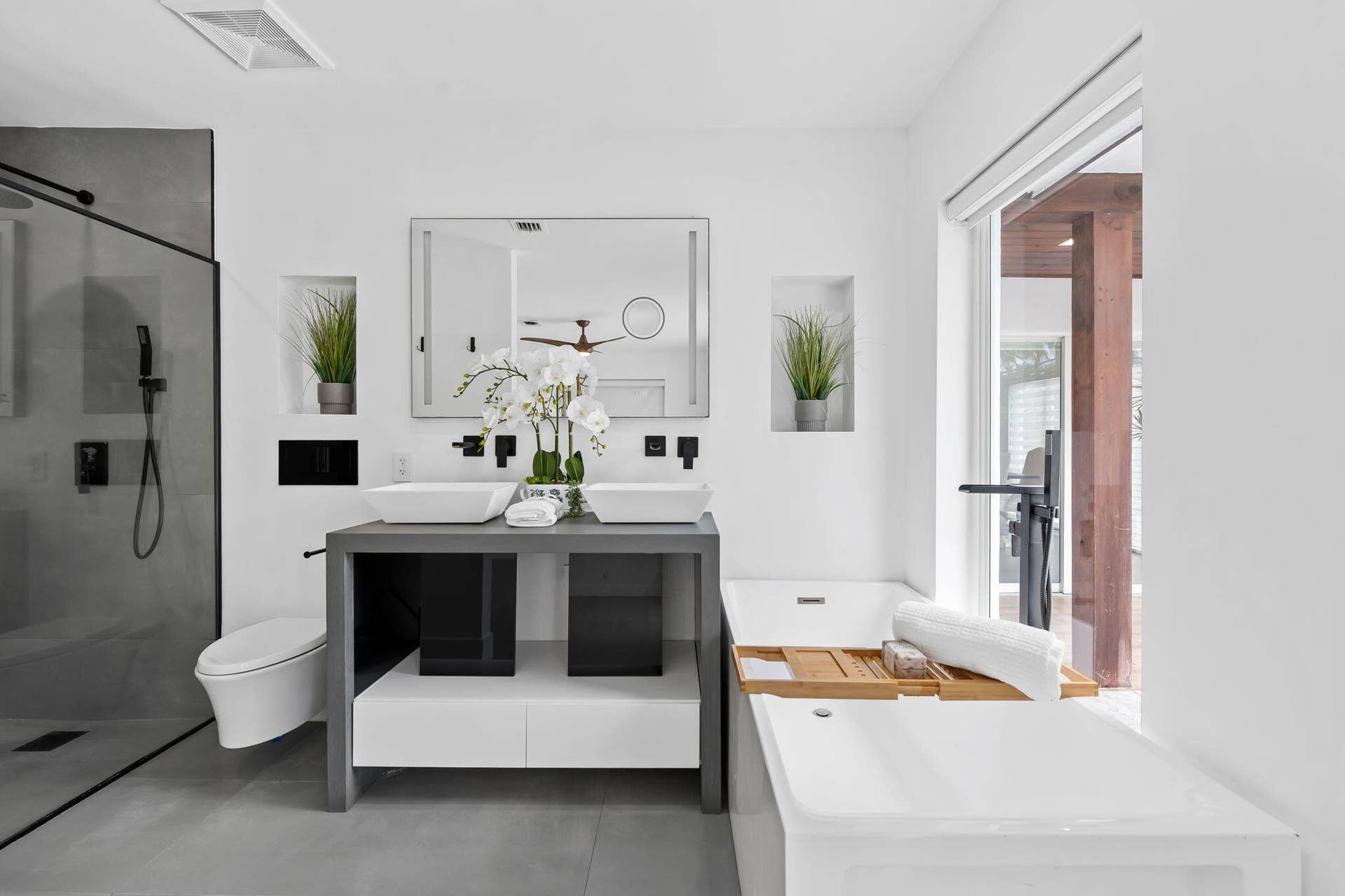 2041 NE 52ND Street, Fort Lauderdale, FL 33308 Primary bath