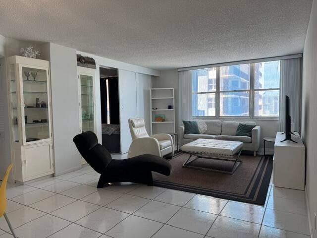 2201 S Ocean Drive, Hollywood, FL 33019 2201 Liv rooom 3
