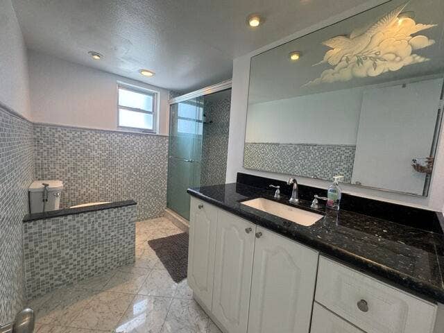2201 S Ocean Drive, Hollywood, FL 33019 2201 bathroom 1