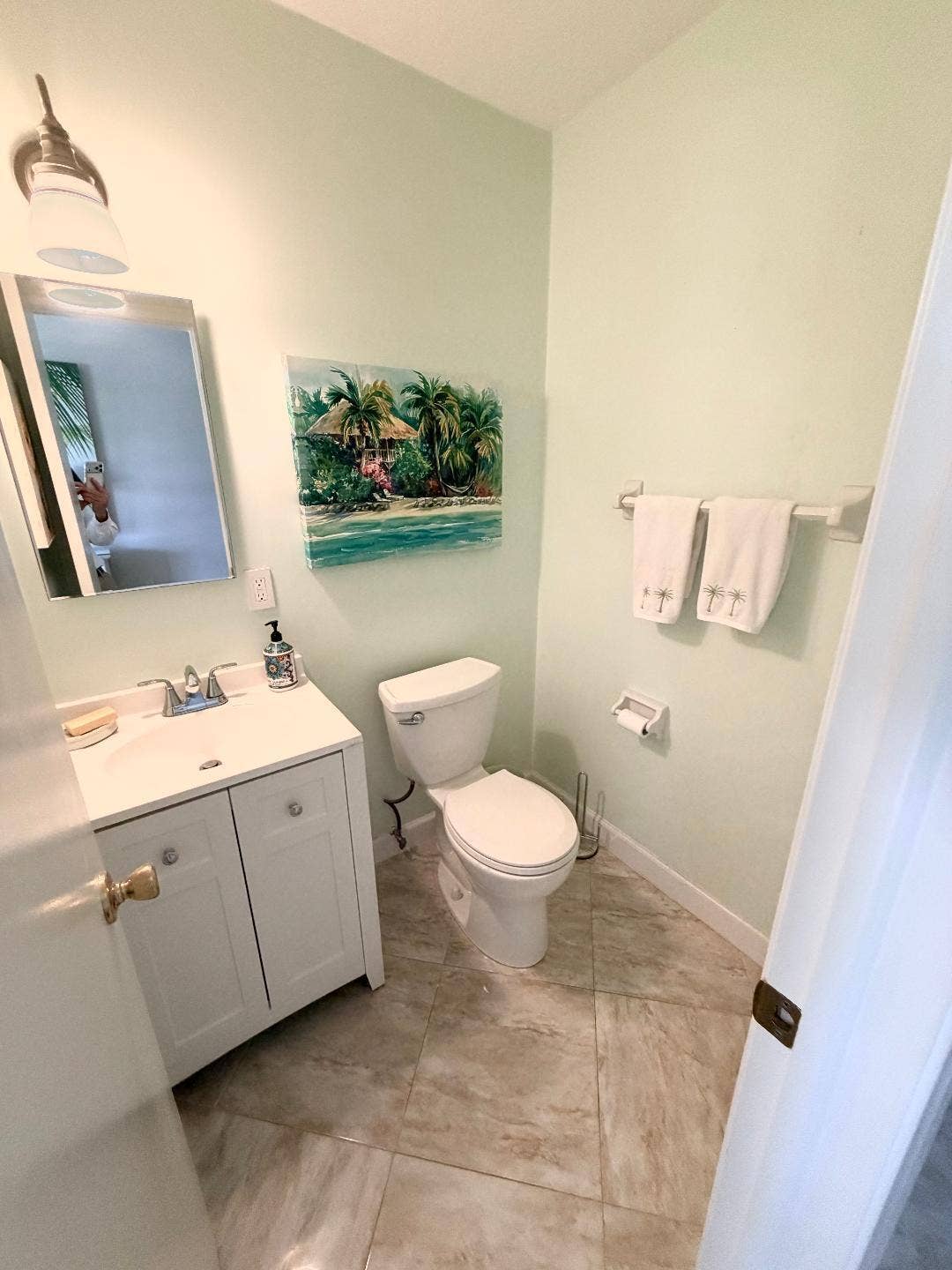 2521 Juniper Drive, #11-C, Delray Beach, FL 33445 Guest bathroom