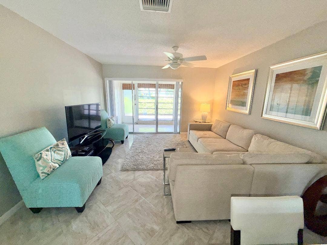 2521 Juniper Drive, #11-C, Delray Beach, FL 33445 Living room
