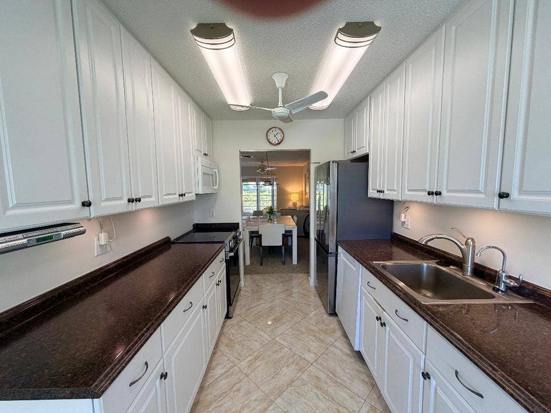 2521 Juniper Drive, #11-C, Delray Beach, FL 33445 Kitchen to dining area