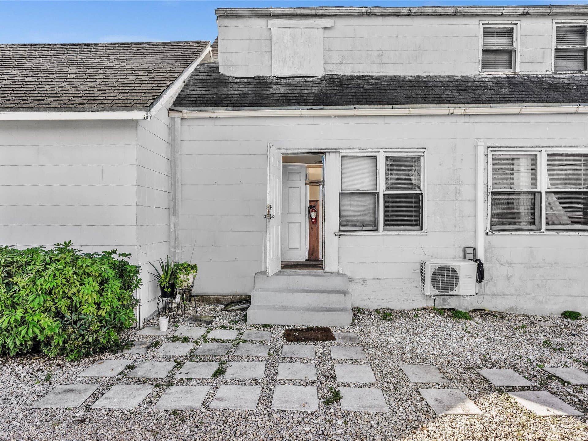 9 NW AVENUE D, Belle Glade, FL 33430 Back Unit entrance