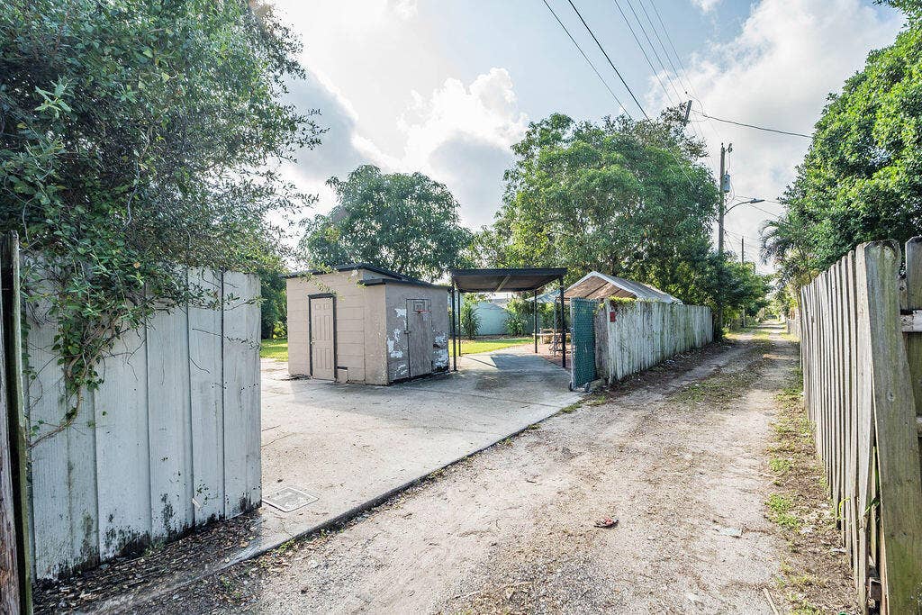 223 N F Street, Lake Worth Beach, FL 33460 223NFstreetlakeworth-003
