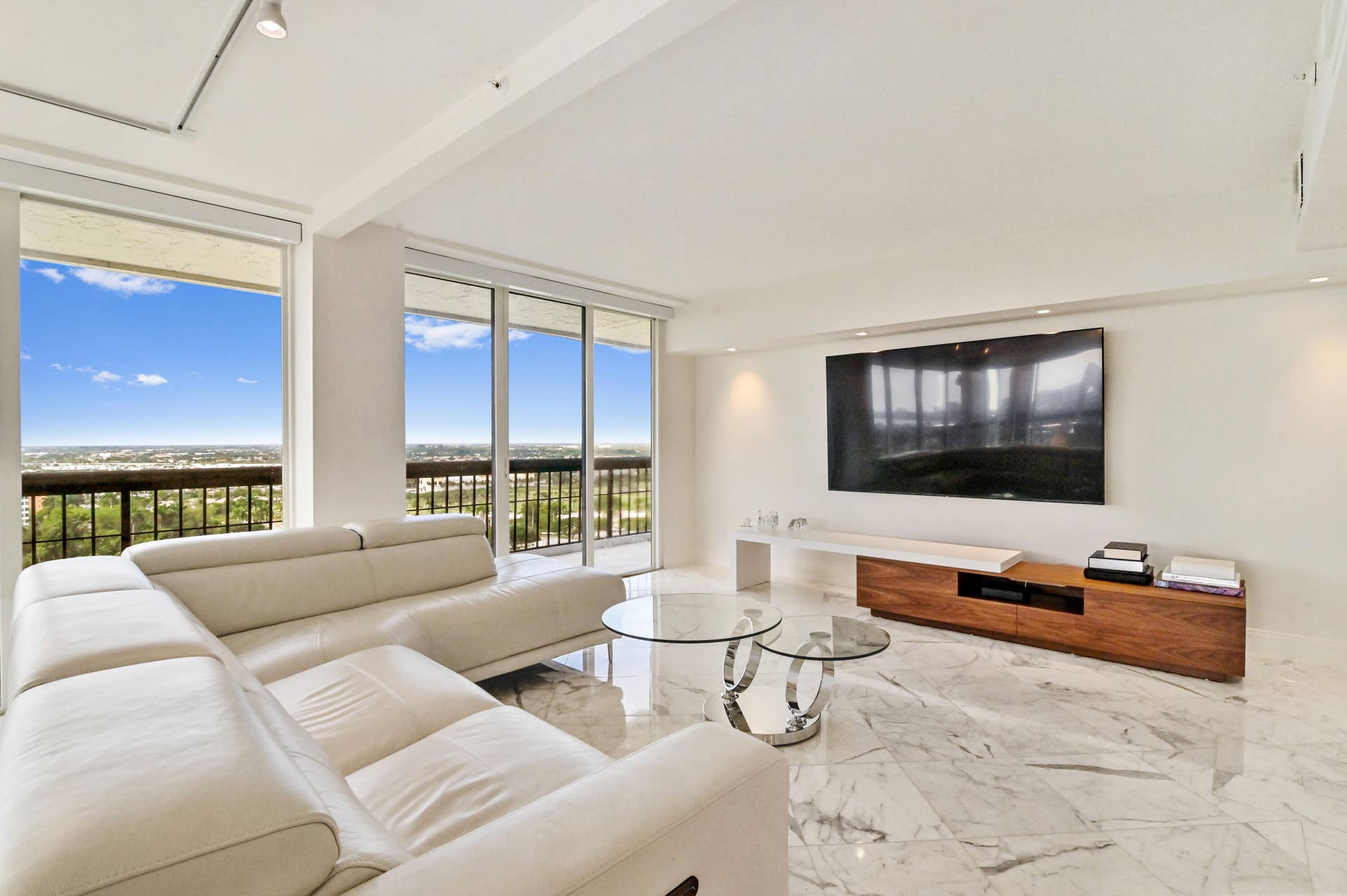 1900 CONSULATE Place, #1704, West Palm Beach, FL 33401 3RD BR/DEN