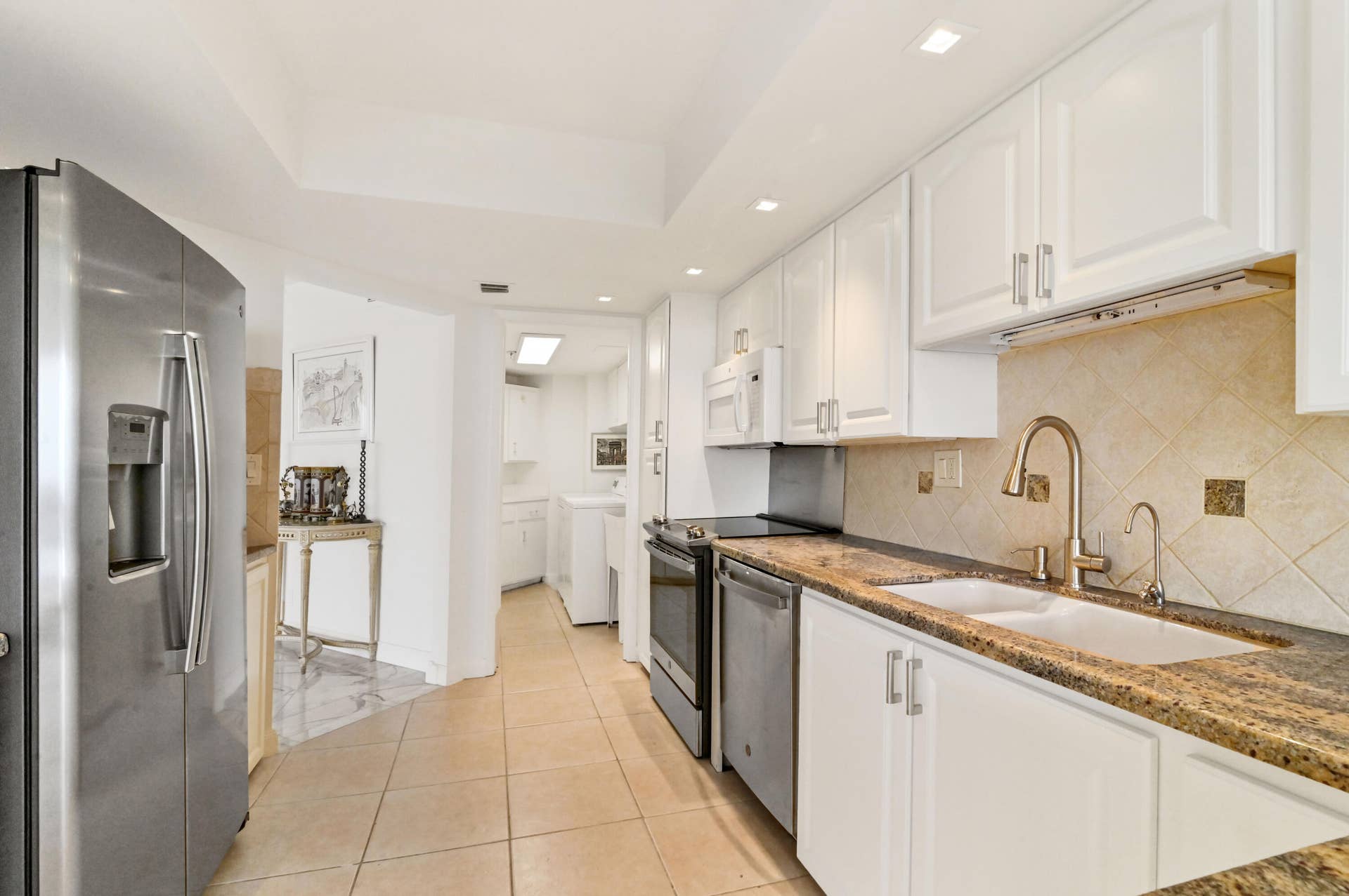 1900 CONSULATE Place, #1704, West Palm Beach, FL 33401 KITCHEN