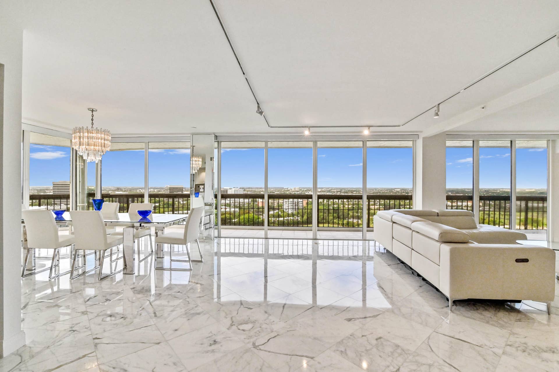 1900 CONSULATE Place, #1704, West Palm Beach, FL 33401 LIVING ROOM