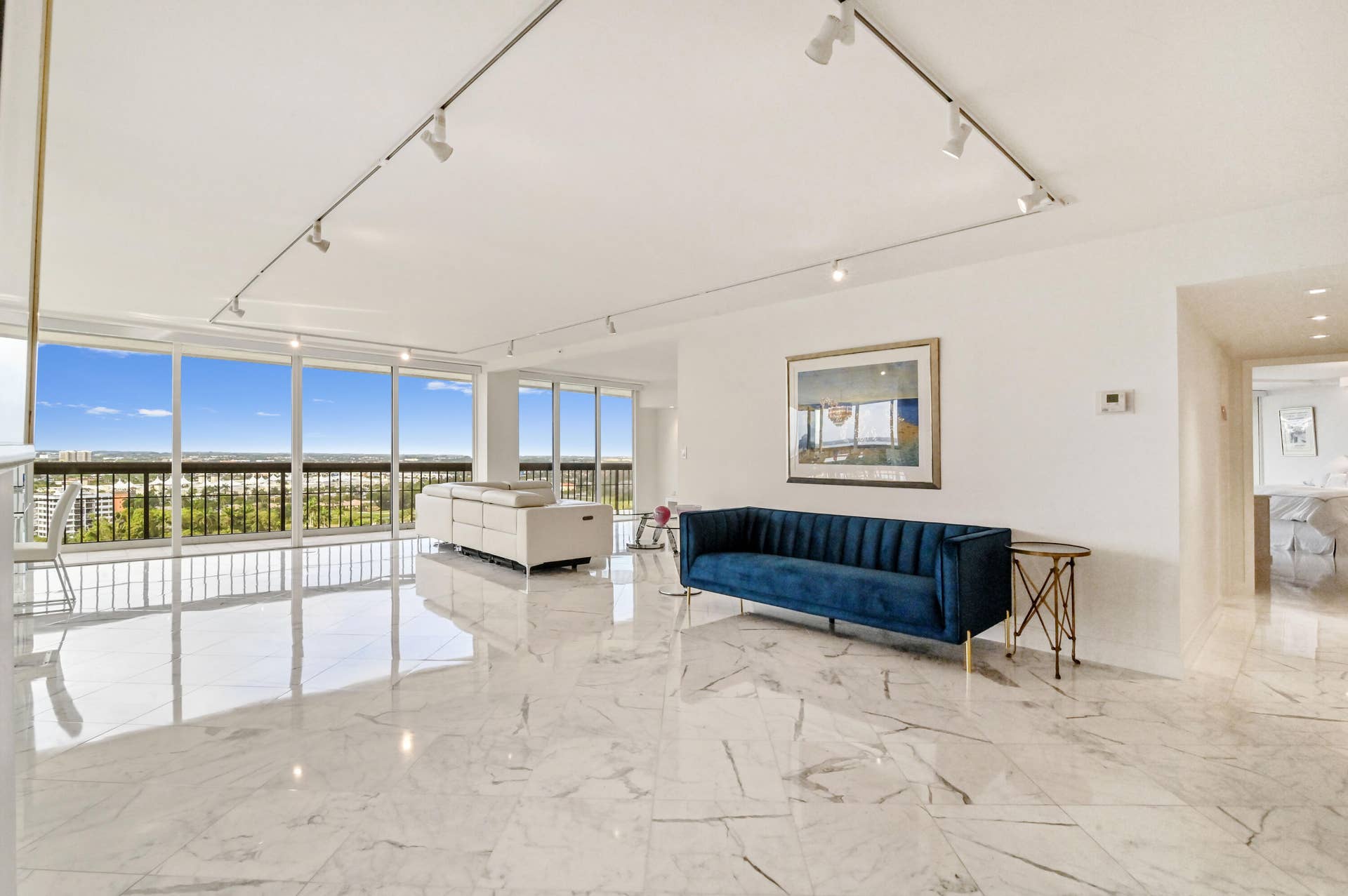 1900 CONSULATE Place, #1704, West Palm Beach, FL 33401 LIVING ROOM