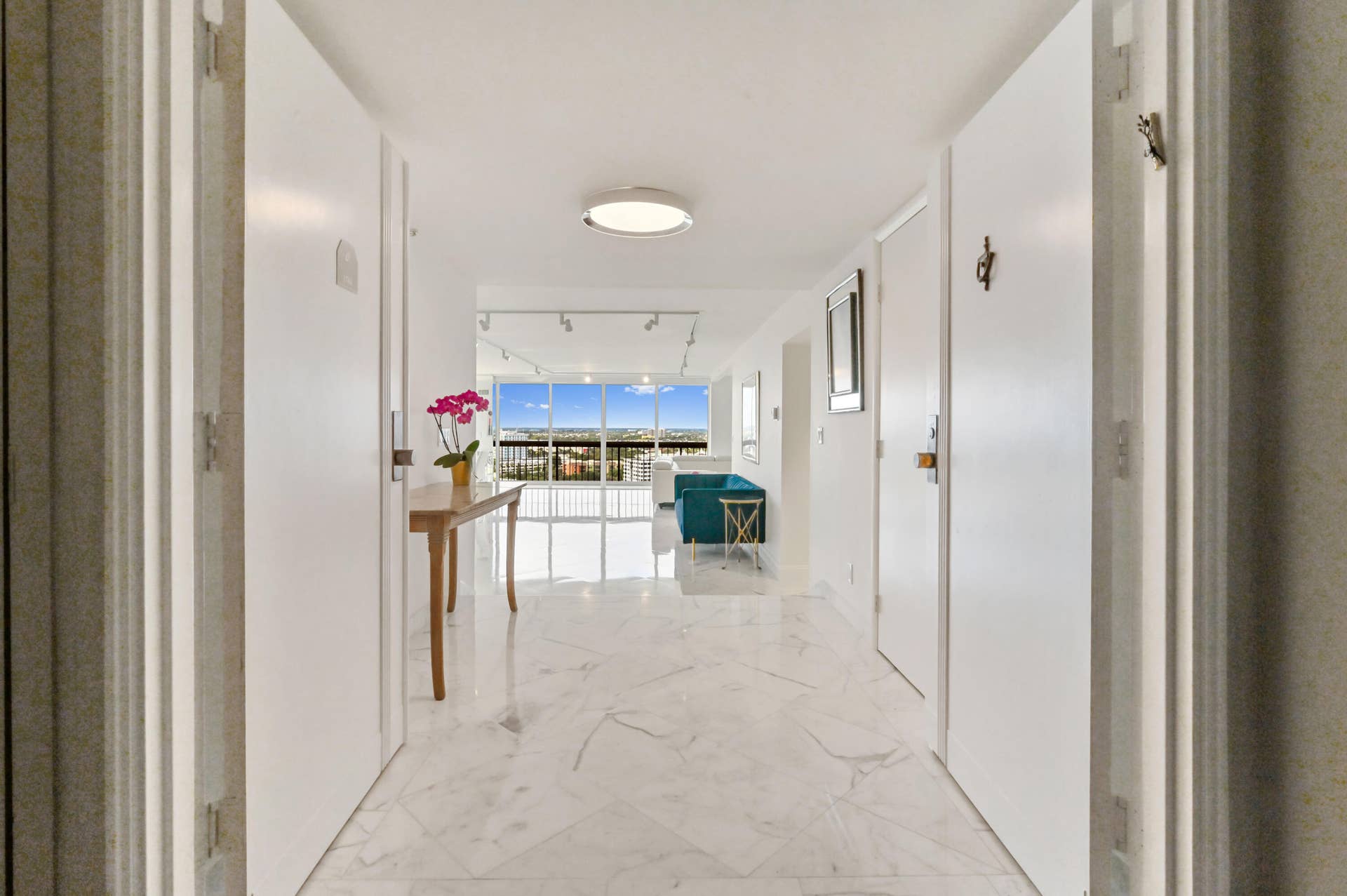 1900 CONSULATE Place, #1704, West Palm Beach, FL 33401 ENTRANCE/FOYER