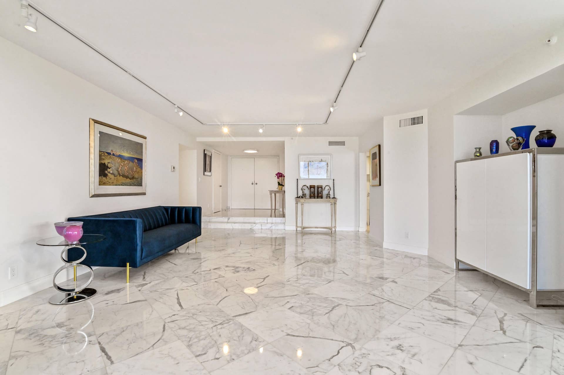 1900 CONSULATE Place, #1704, West Palm Beach, FL 33401 LIVING ROOM