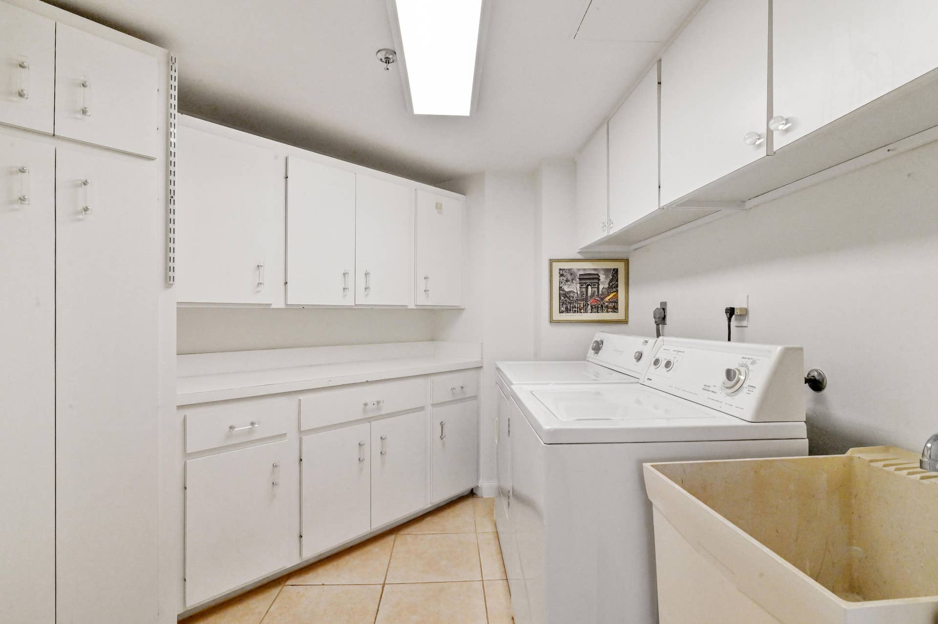 1900 CONSULATE Place, #1704, West Palm Beach, FL 33401 LAUNDRY ROOM