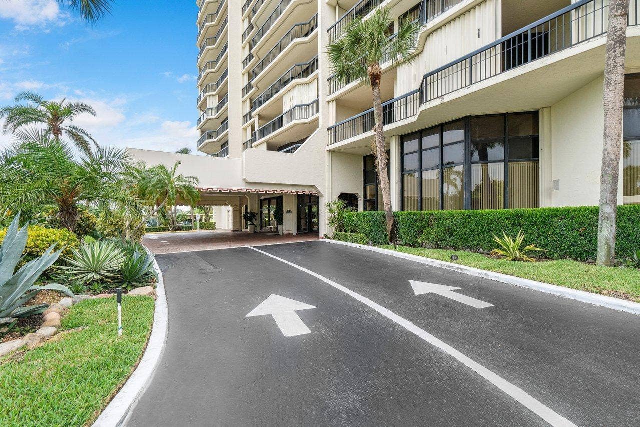 1900 CONSULATE Place, #1704, West Palm Beach, FL 33401 THE CONSULATE DRIVEWAY