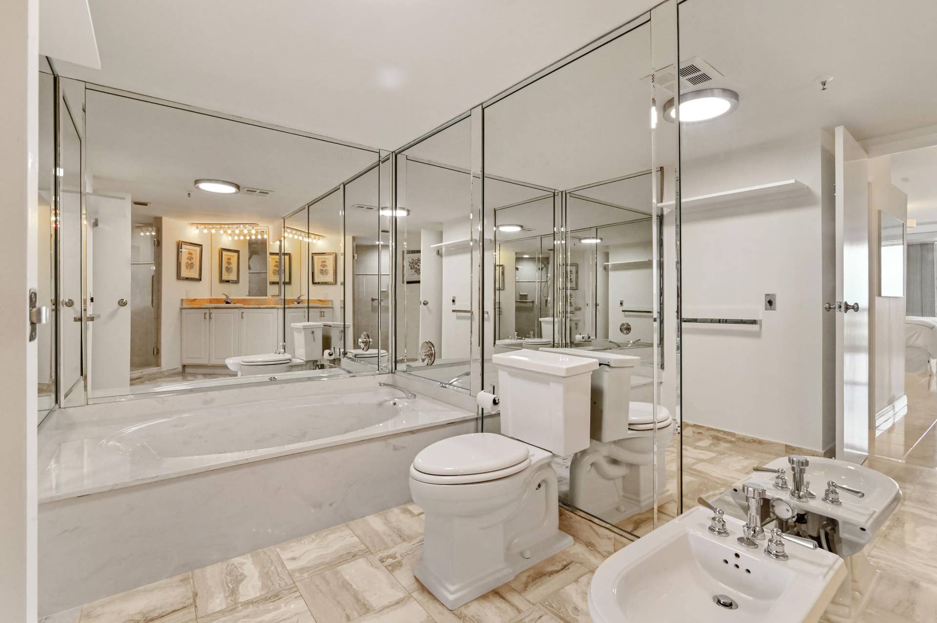 1900 CONSULATE Place, #1704, West Palm Beach, FL 33401 PRINCIPAL BATH