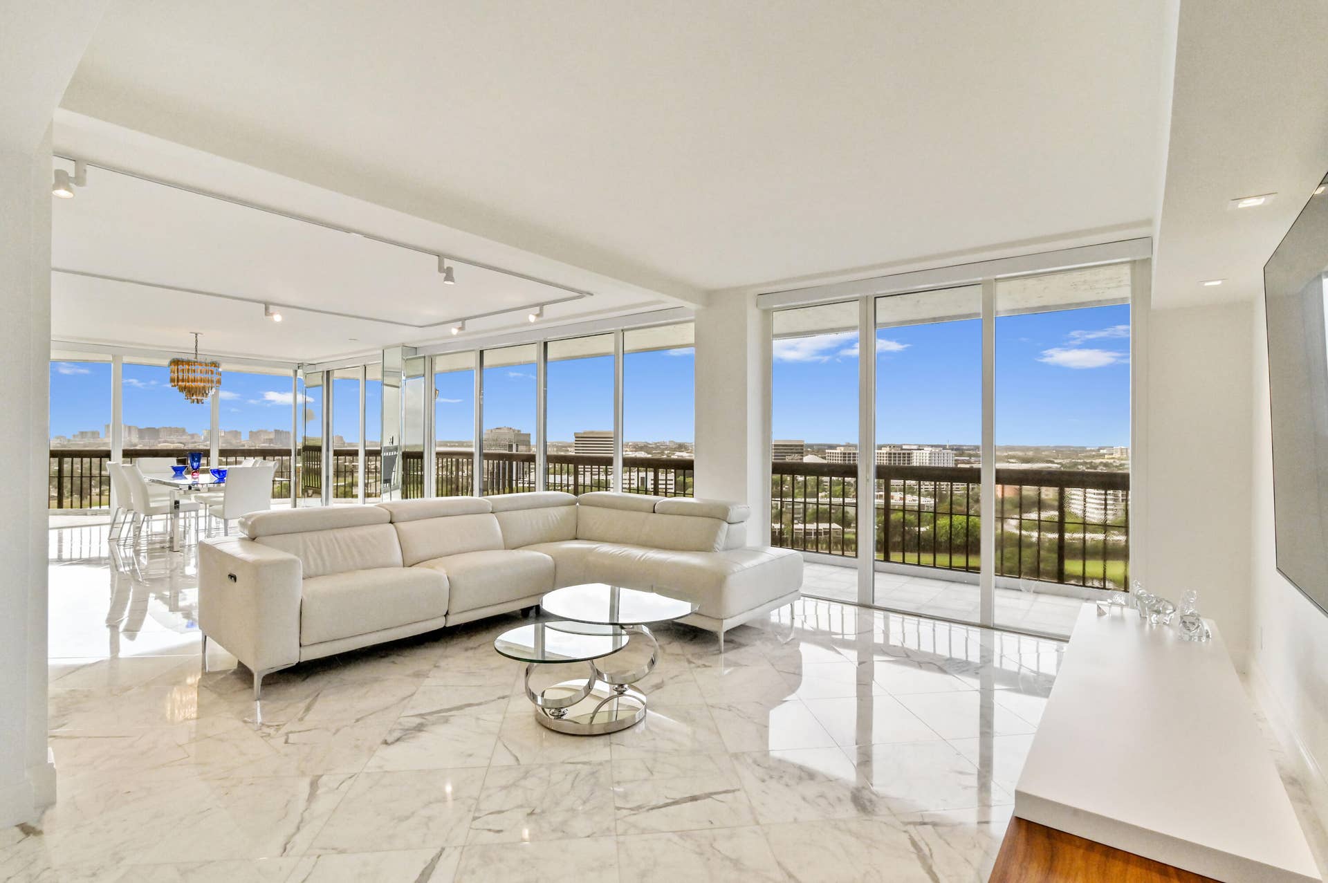 1900 CONSULATE Place, #1704, West Palm Beach, FL 33401 3 RD BR OPEN TO LIVING ROOM