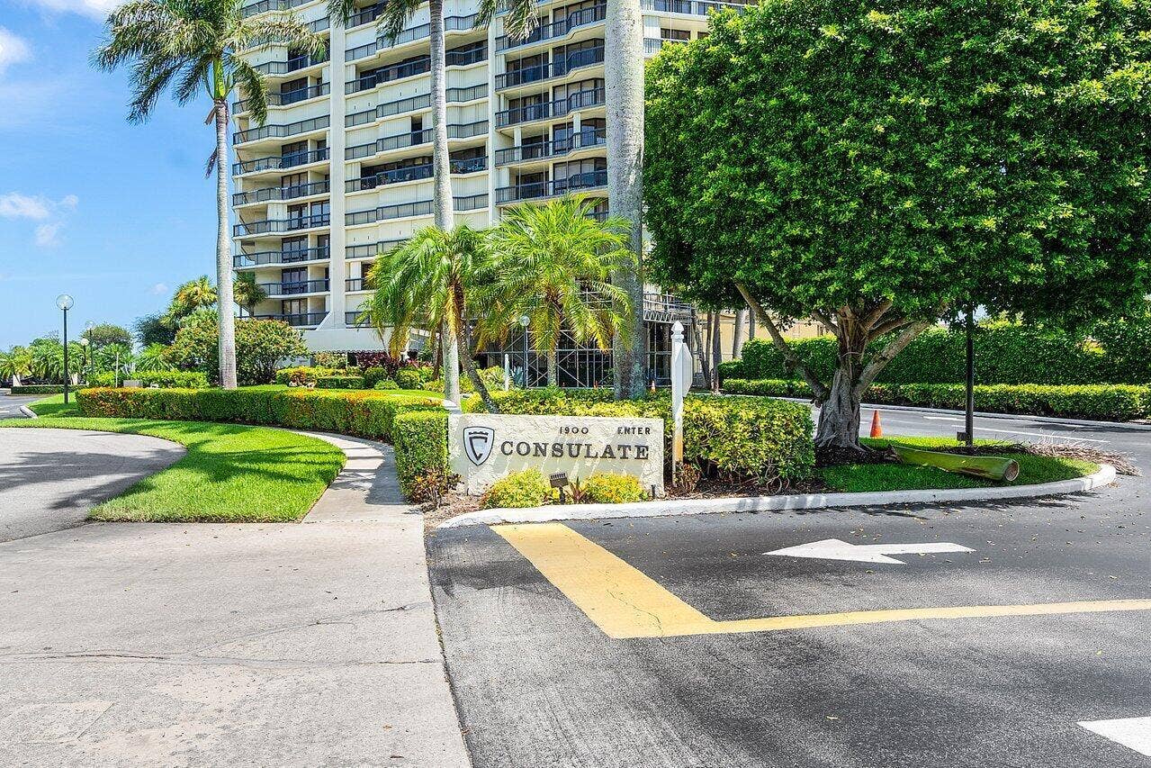 1900 CONSULATE Place, #1704, West Palm Beach, FL 33401 THE CONSULATE DRIVEWAY