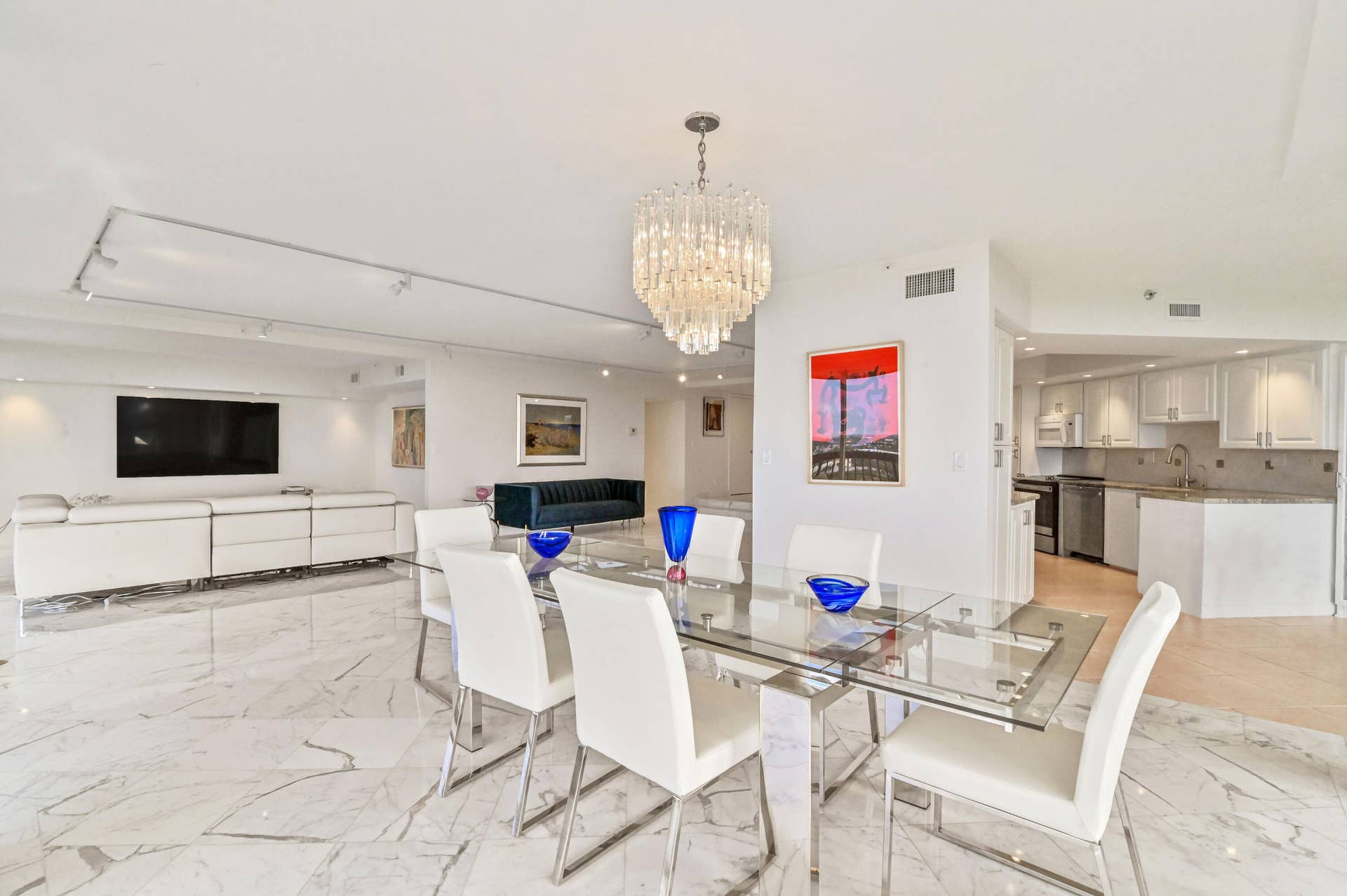 1900 CONSULATE Place, #1704, West Palm Beach, FL 33401 DINING/LIVING ROOM