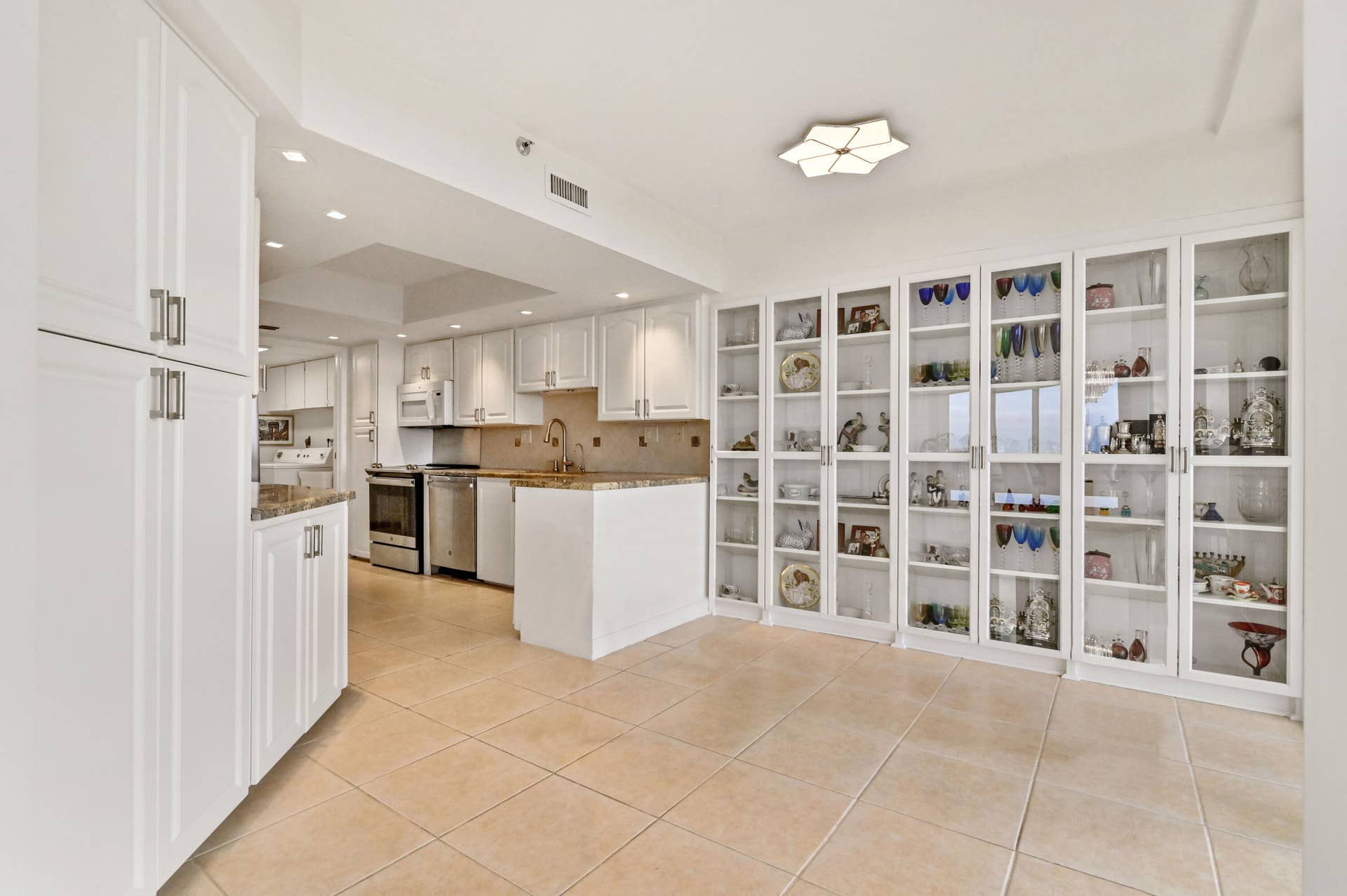 1900 CONSULATE Place, #1704, West Palm Beach, FL 33401 KITCHEN