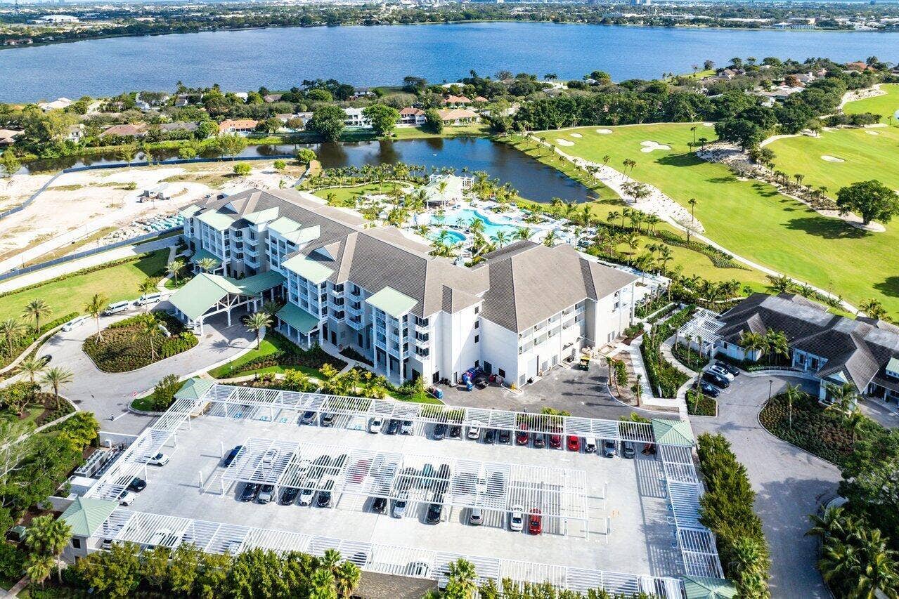 1900 CONSULATE Place, #1704, West Palm Beach, FL 33401 DUTCHMAN'S PIPE GOLF COUNTRY CLUB