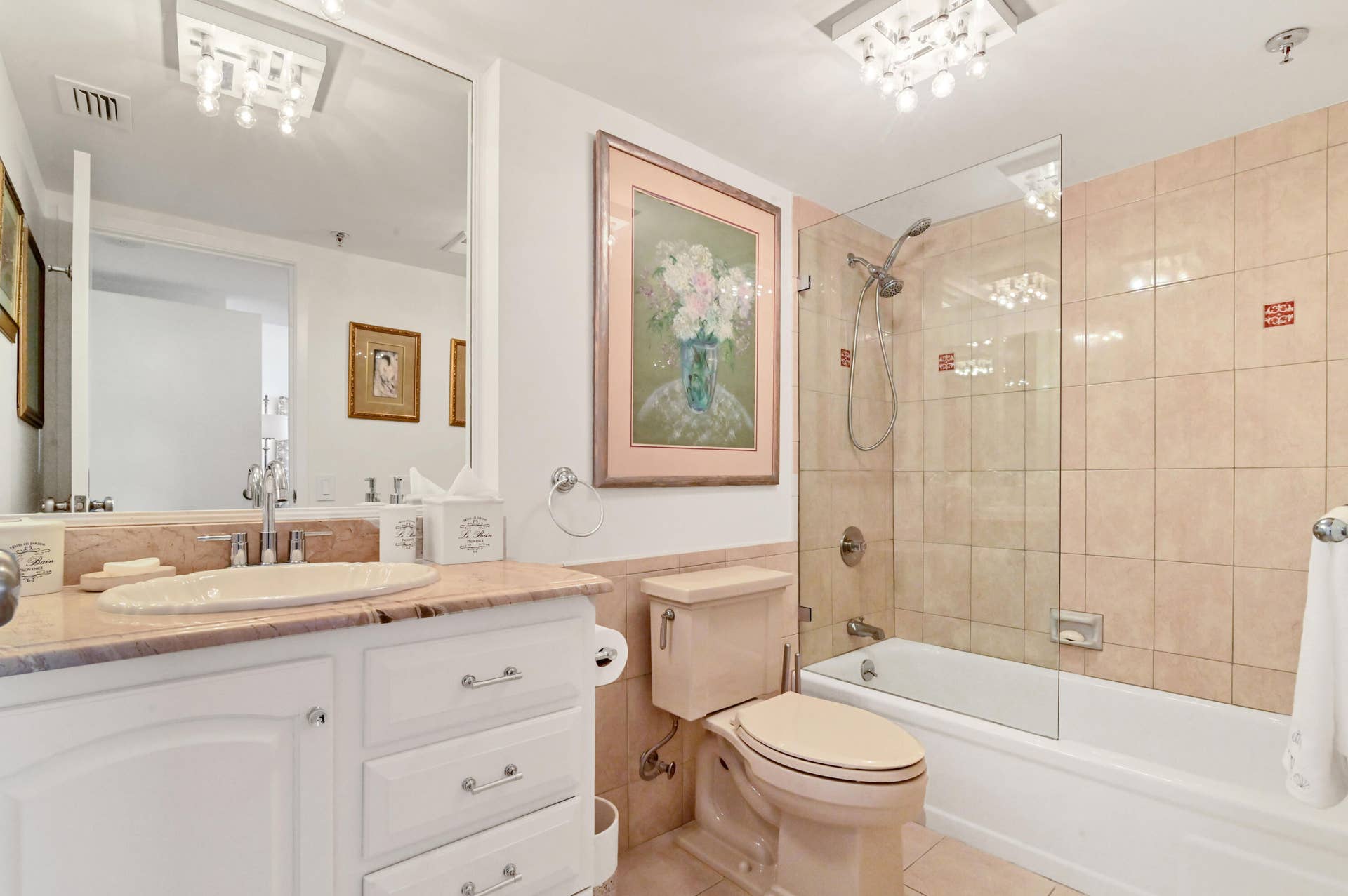 1900 CONSULATE Place, #1704, West Palm Beach, FL 33401 GUEST BATH