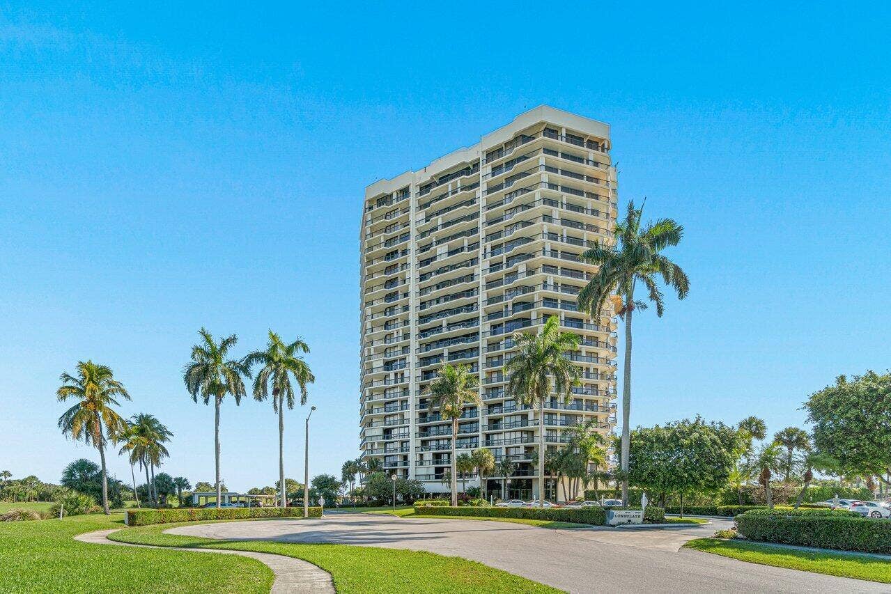 1900 CONSULATE Place, #1704, West Palm Beach, FL 33401 THE CONSULATE