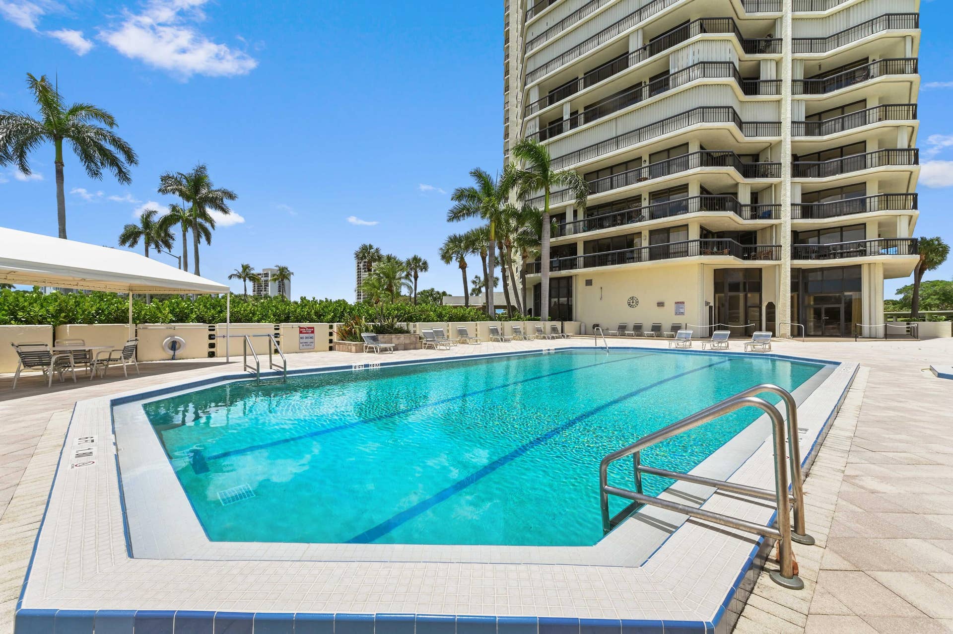 1900 CONSULATE Place, #1704, West Palm Beach, FL 33401 43 pool 02