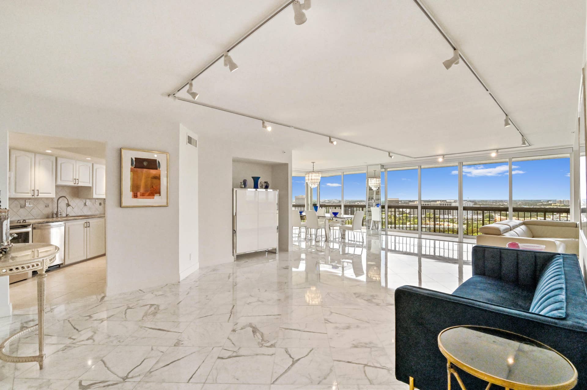 1900 CONSULATE Place, #1704, West Palm Beach, FL 33401 LIVING ROOM