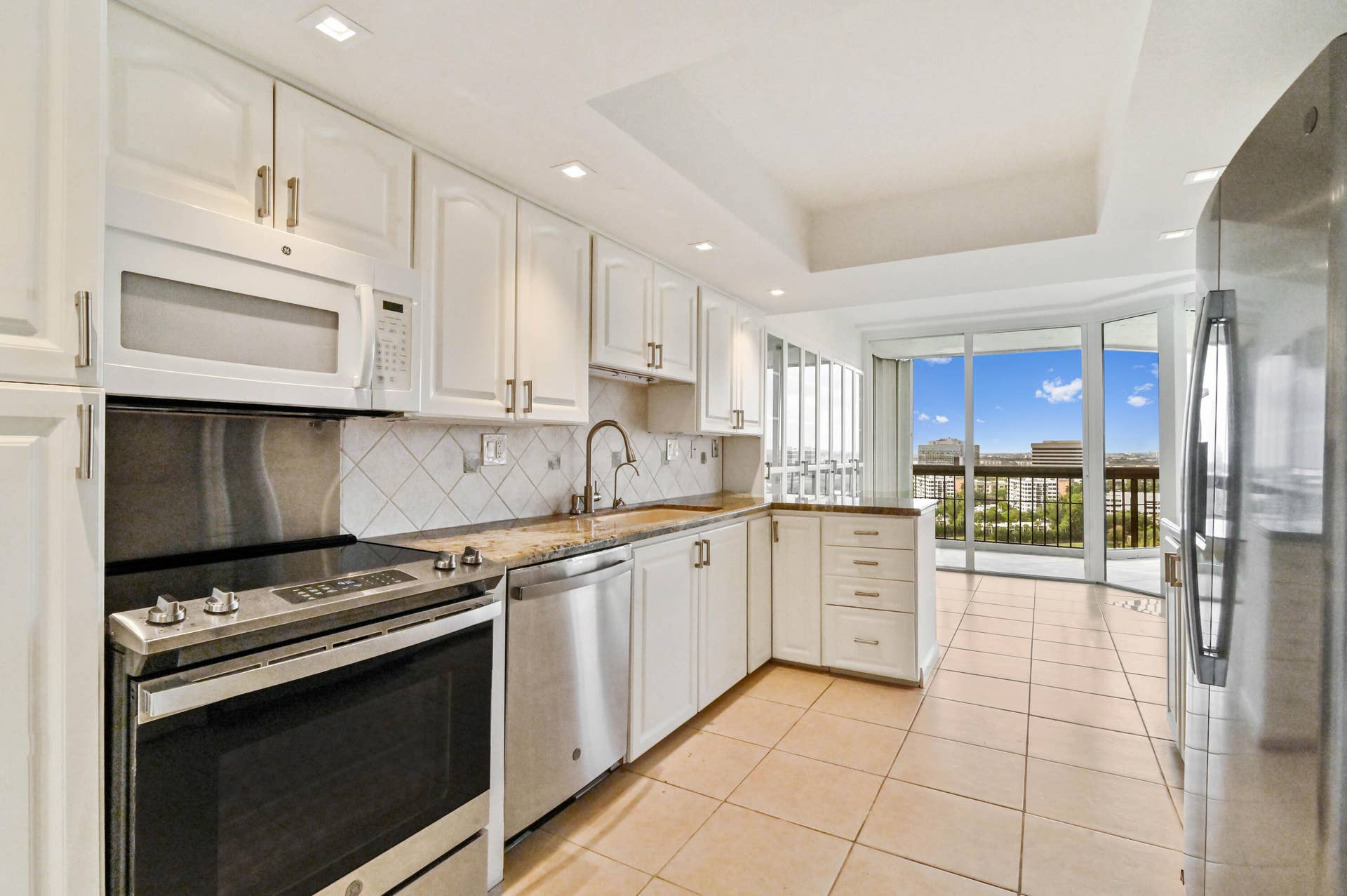 1900 CONSULATE Place, #1704, West Palm Beach, FL 33401 KITCHEN