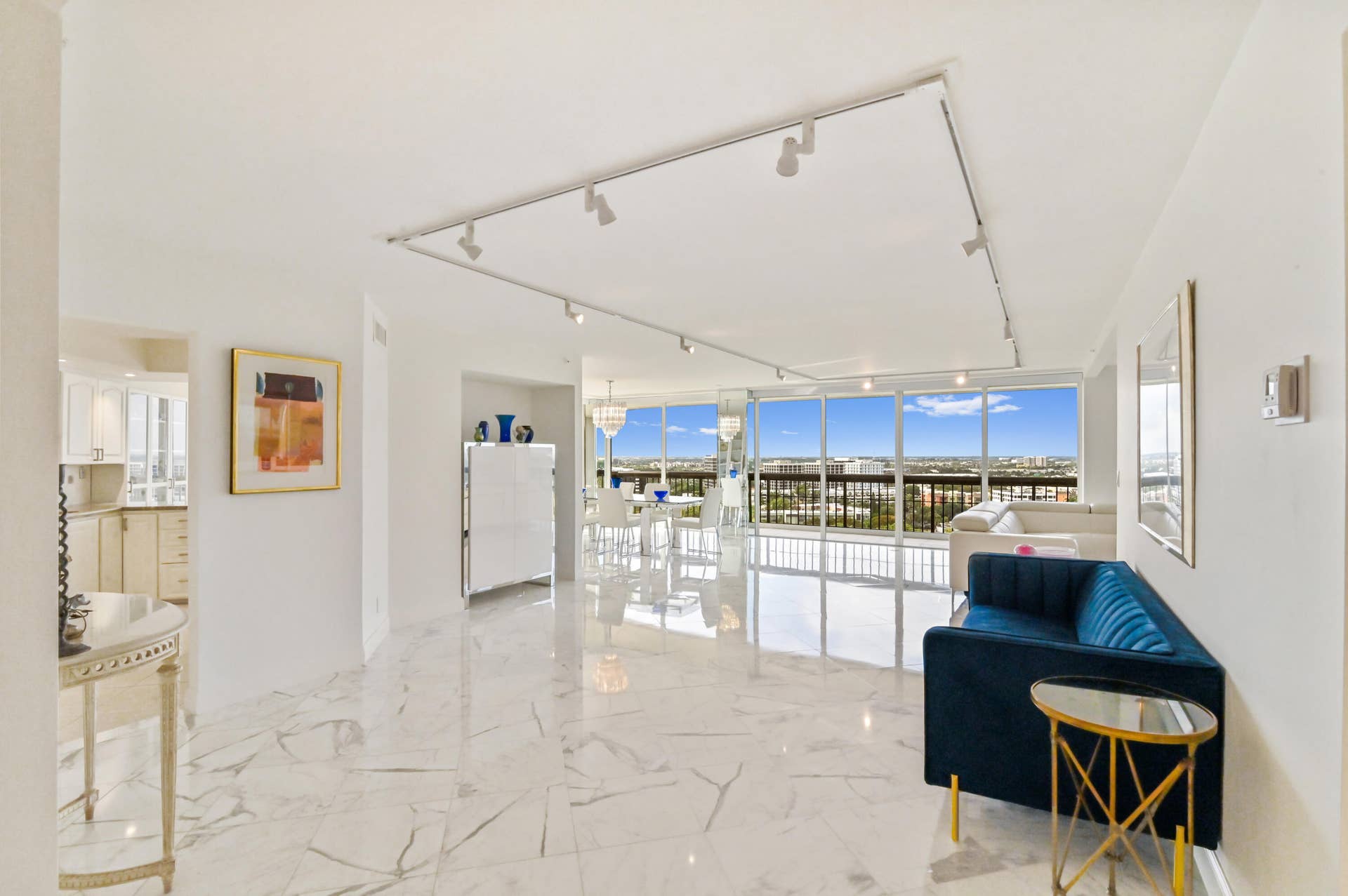 1900 CONSULATE Place, #1704, West Palm Beach, FL 33401 LIVINGROOM