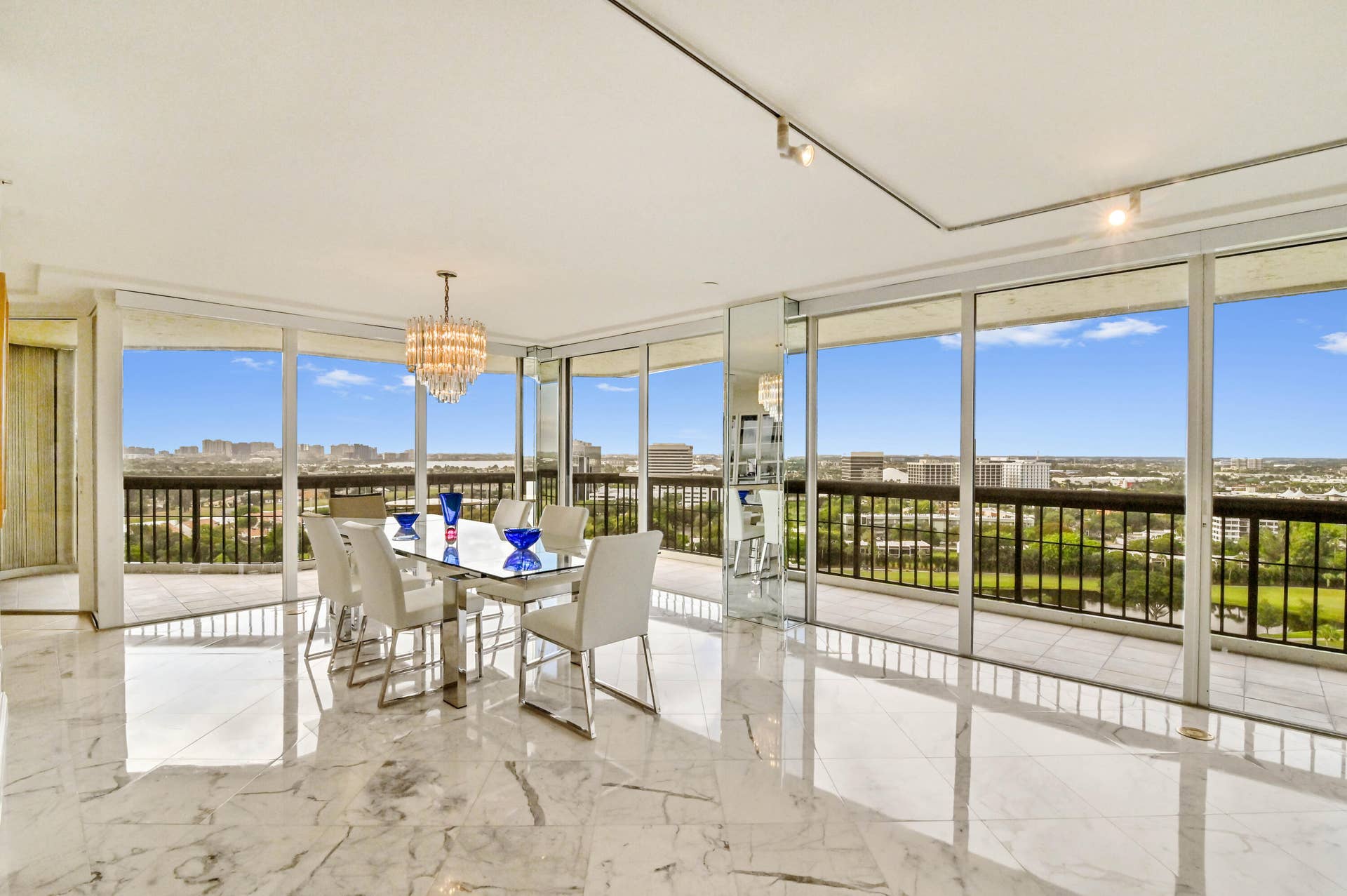 1900 CONSULATE Place, #1704, West Palm Beach, FL 33401 DINING/ LIVING ROOM