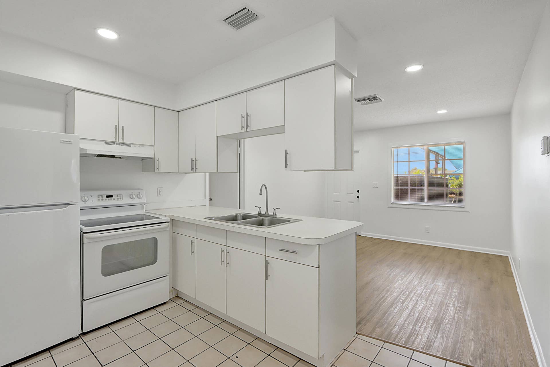 350 NE 25th Court, Pompano Beach, FL 33064 Tile and laminate floors