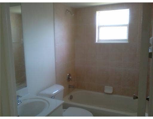 2942 SW BOXWOOD Circle, Port St Lucie, FL 34953 Guest Bath
