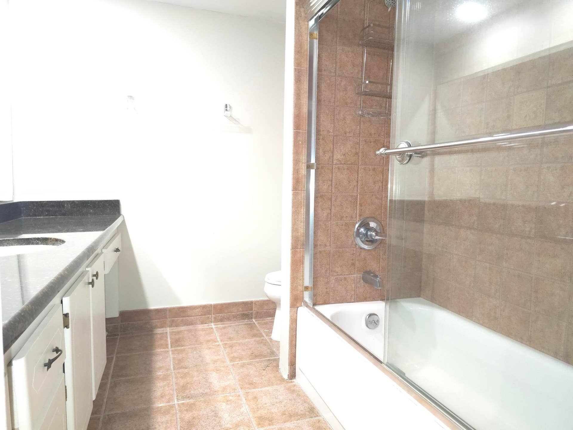 413 GREENBRIER A, West Palm Beach, FL 33417 Primary bedroom en-suite bathroom