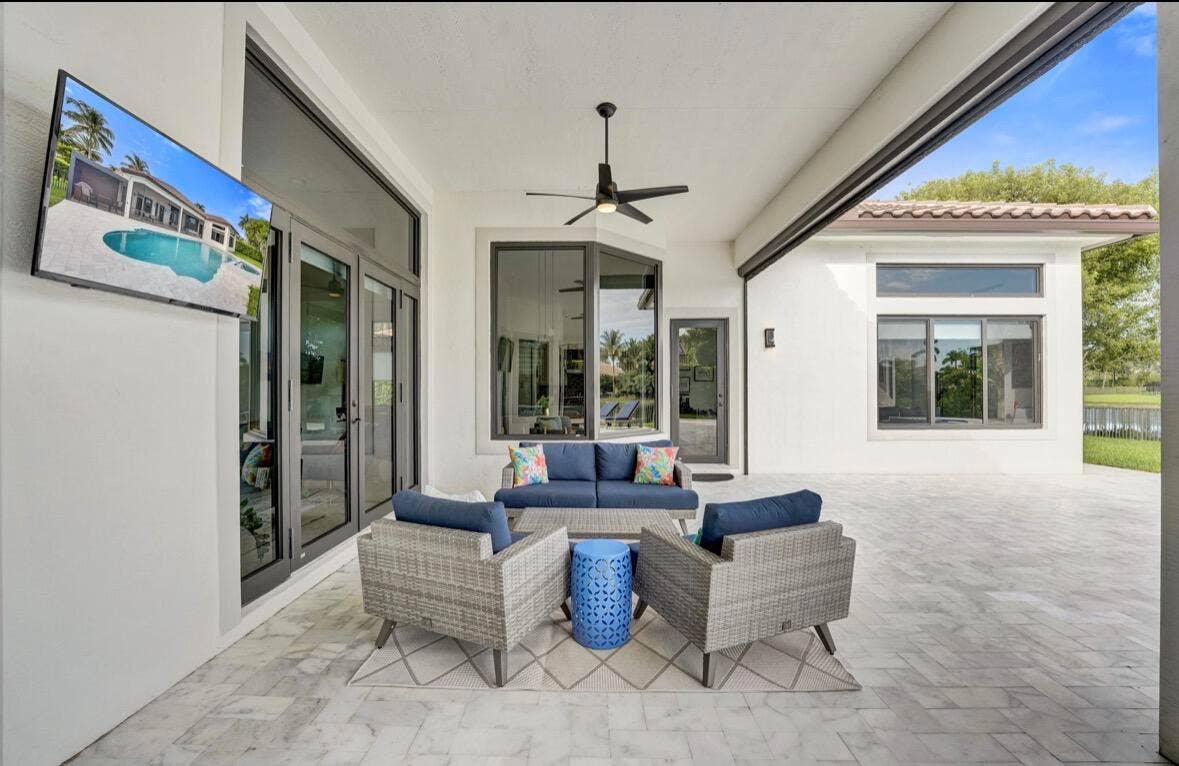 Covered patio, this view shows the notarized screens up to show full view