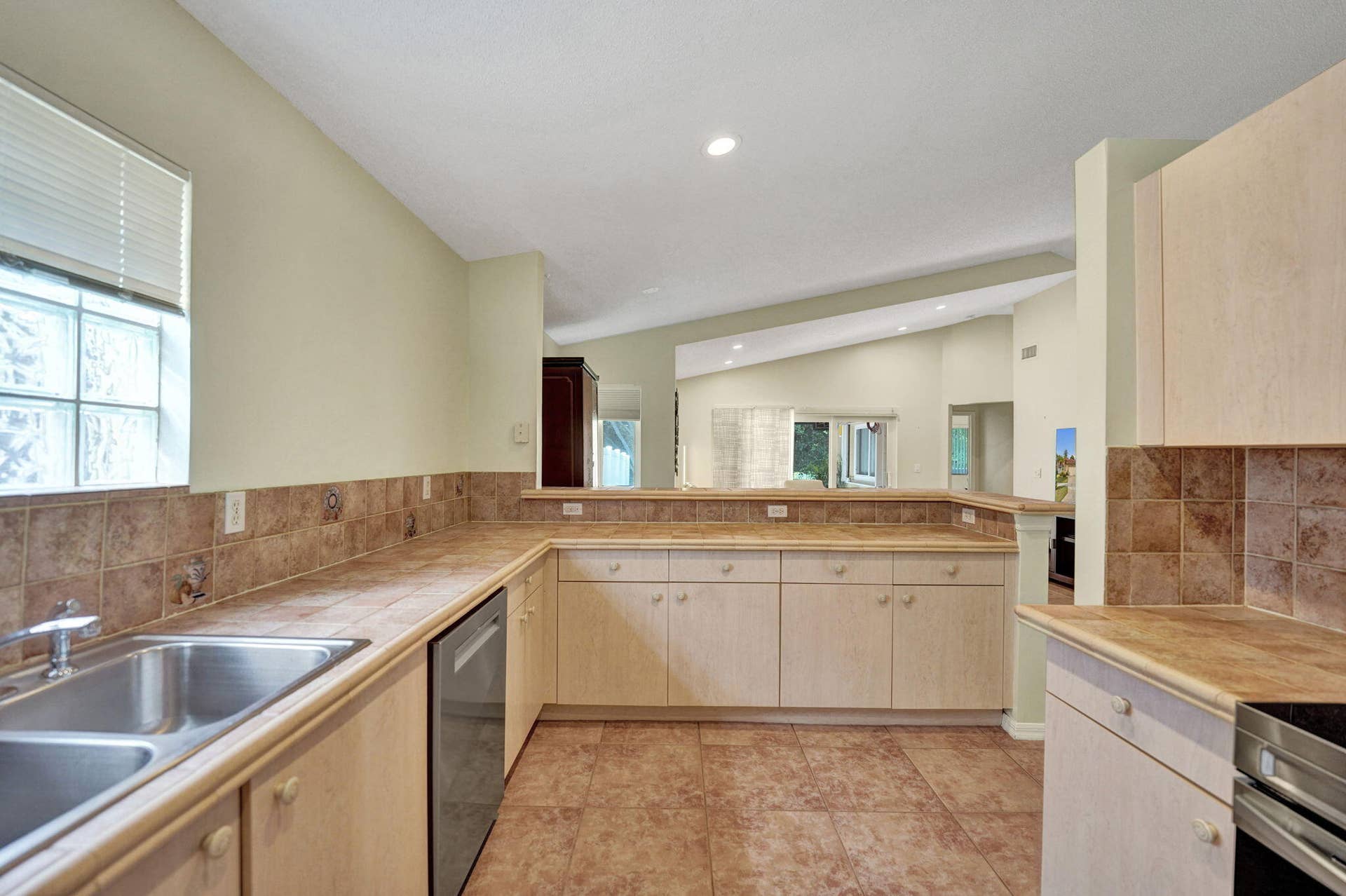 226 SW 206TH Avenue, Pembroke Pines, FL 33029 66-web-or-mls-DSC02957