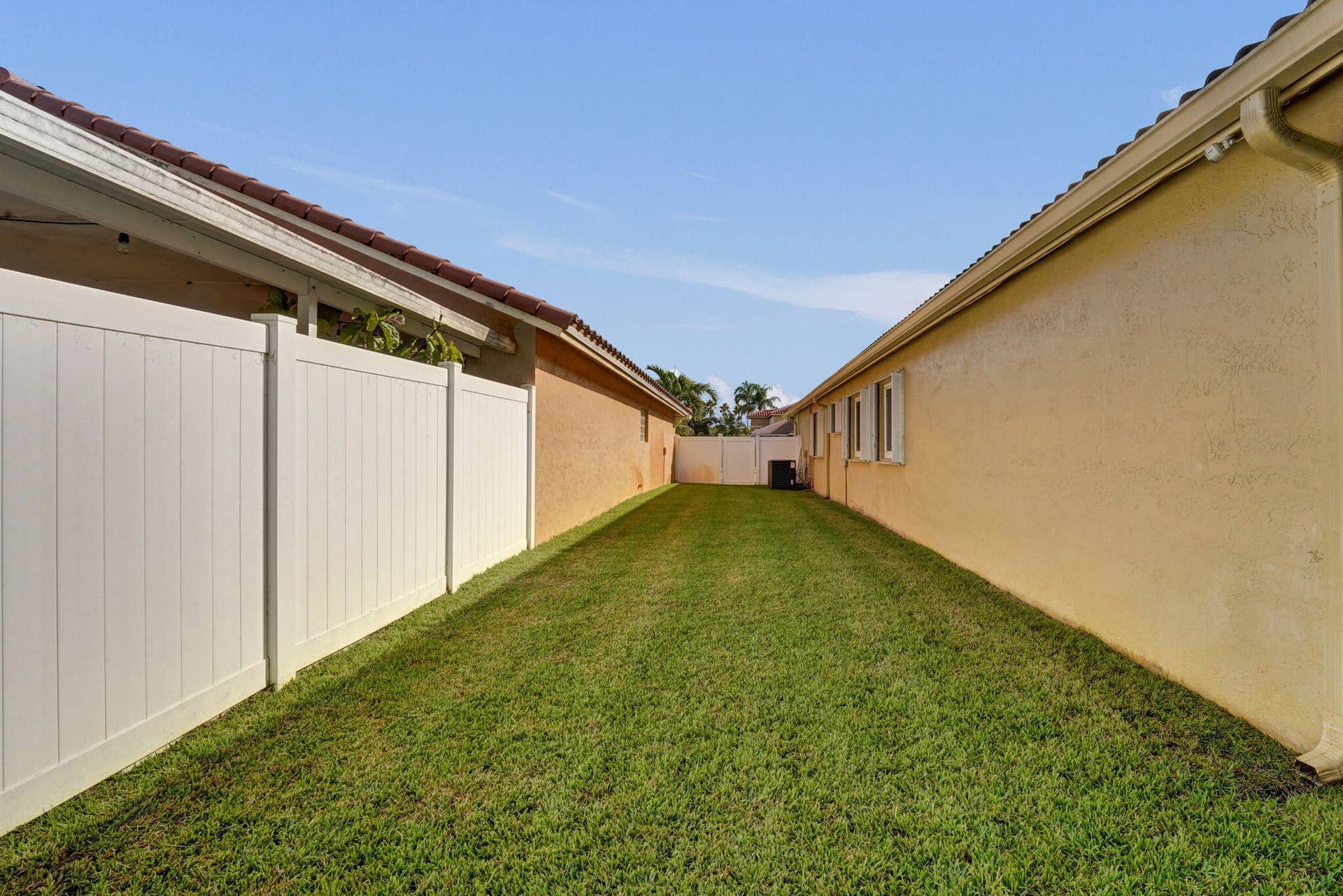 226 SW 206TH Avenue, Pembroke Pines, FL 33029 Side yard