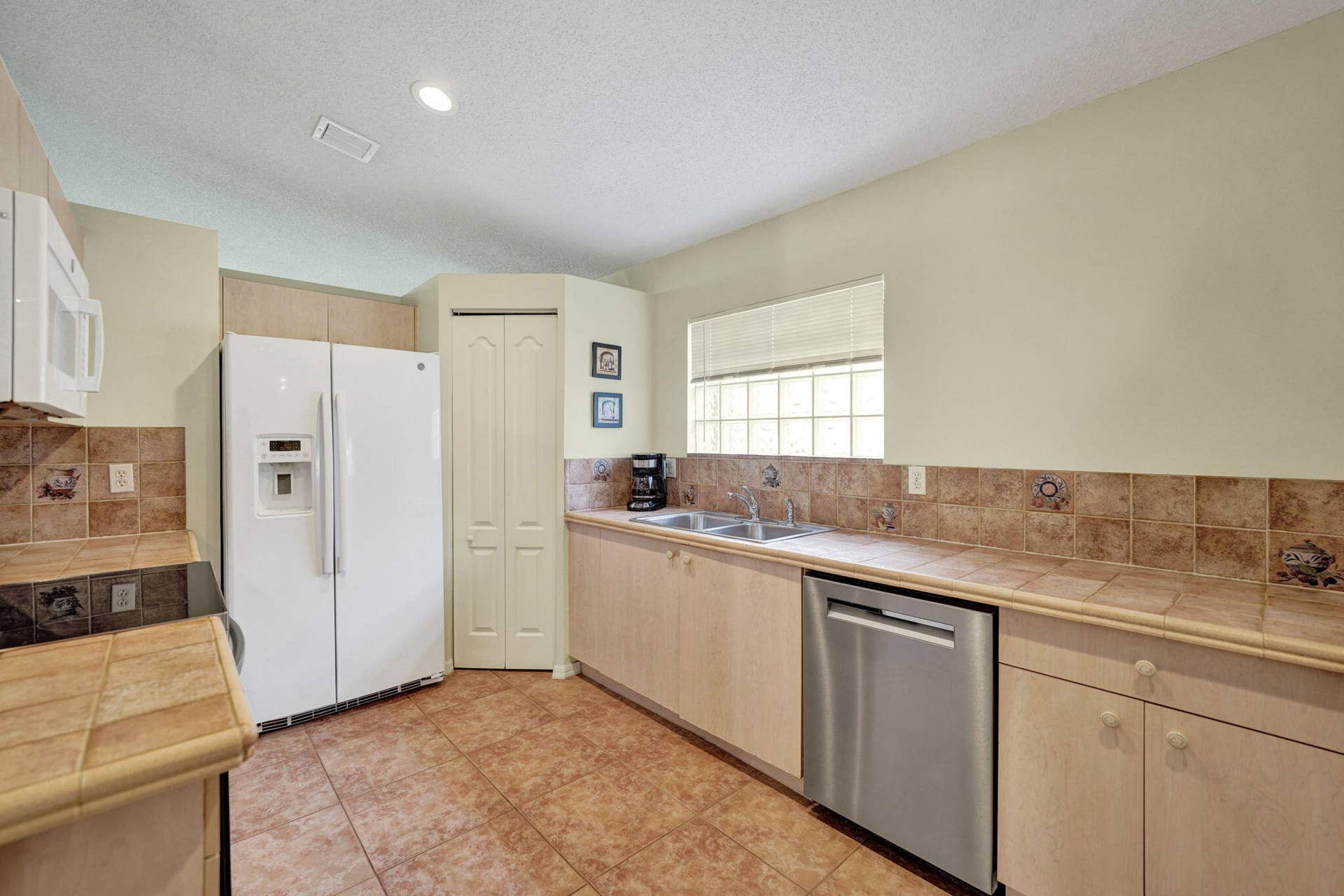 226 SW 206TH Avenue, Pembroke Pines, FL 33029 64-web-or-mls-DSC02951