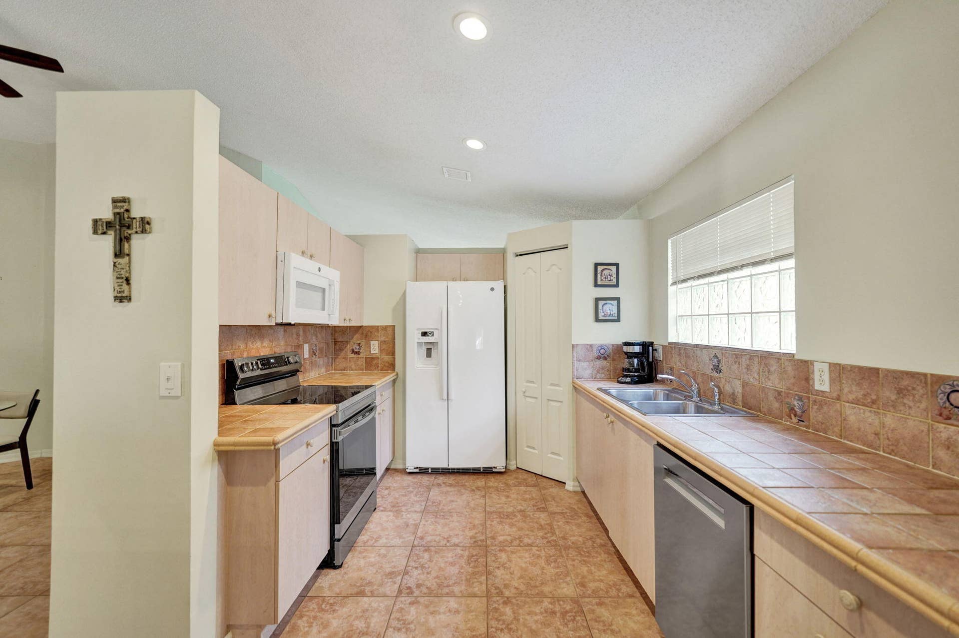 226 SW 206TH Avenue, Pembroke Pines, FL 33029 62-web-or-mls-DSC02945