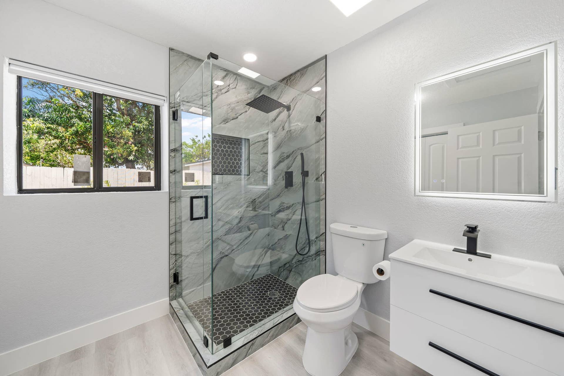 1944 NE 2nd Avenue, Pompano Beach, FL 33060 Primary Bathroom