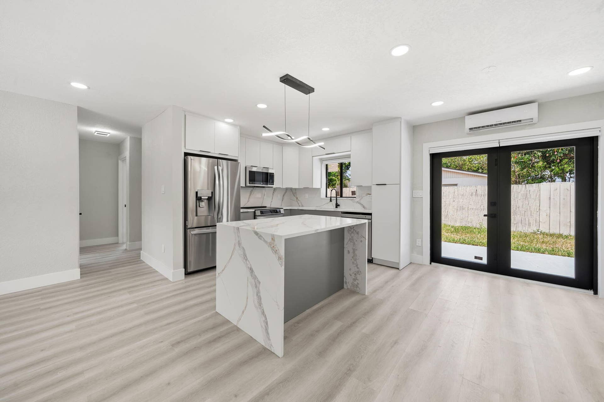 1944 NE 2nd Avenue, Pompano Beach, FL 33060 Perfect for Enteraining