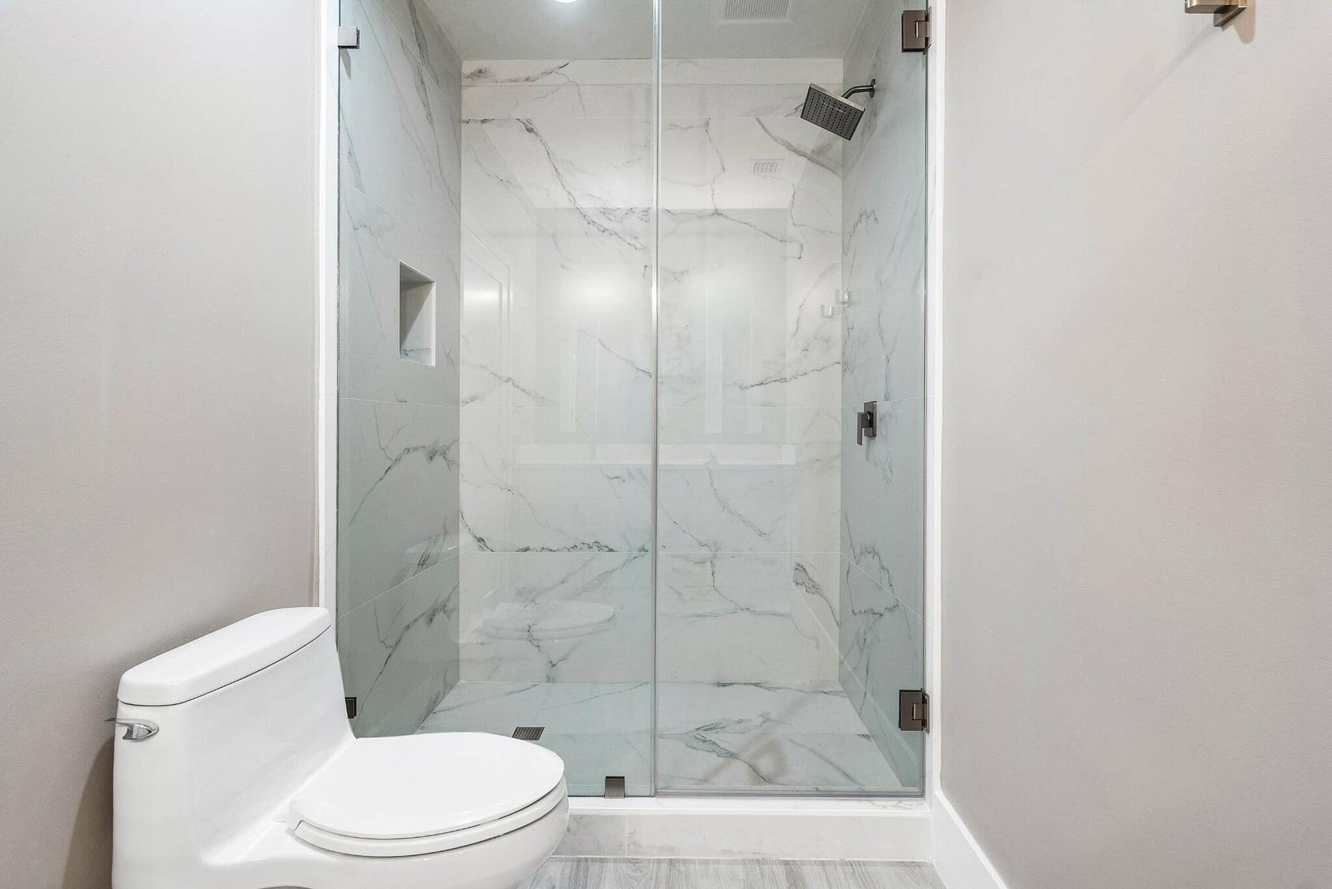 041 - Guest Bathroom_ensuite_walkin show
