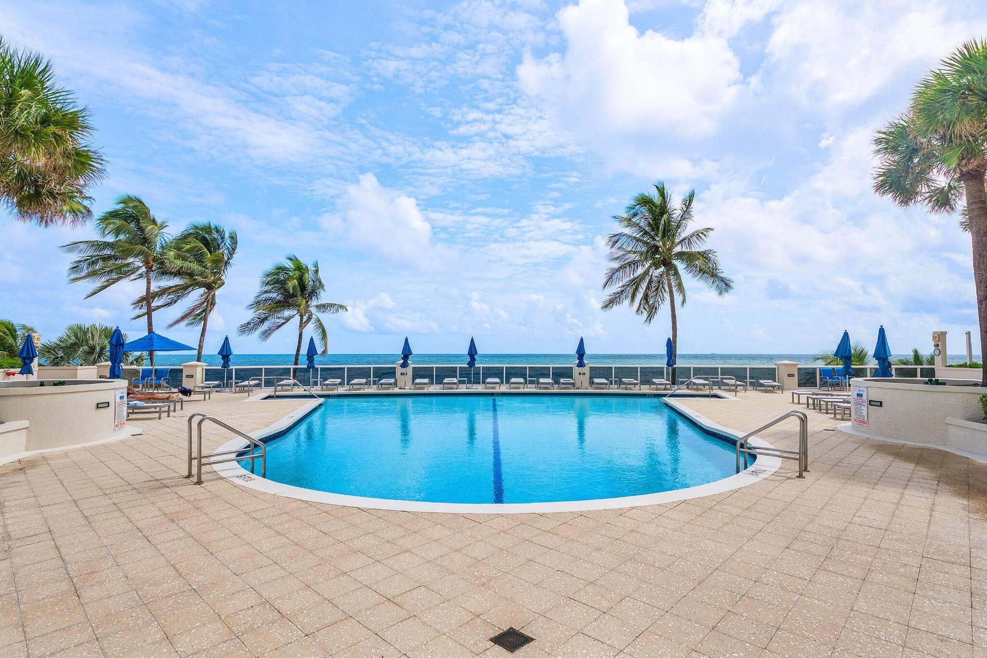 056 - Pool_oceanside