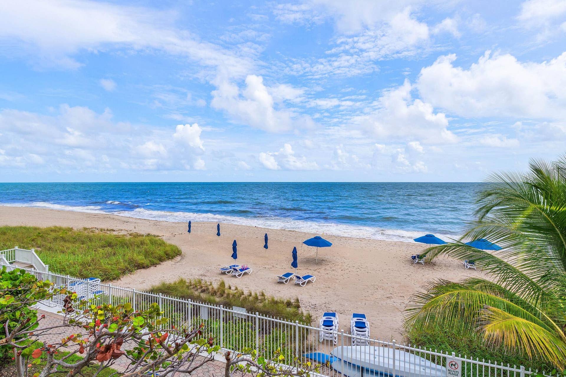060 - Beach with chairs & umbrellas