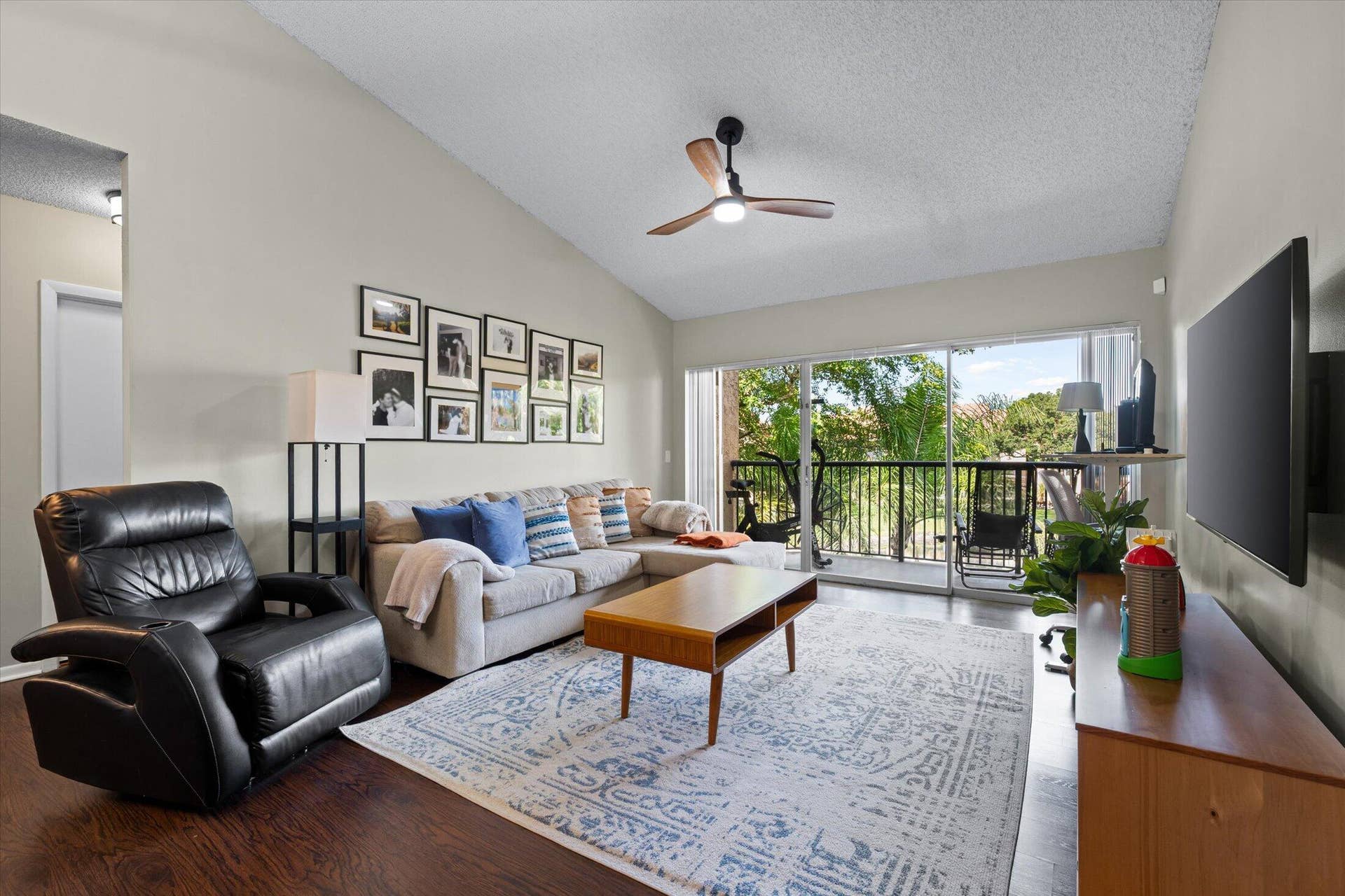 8701 Wiles Road, #306, Coral Springs, FL 33067 Living Room