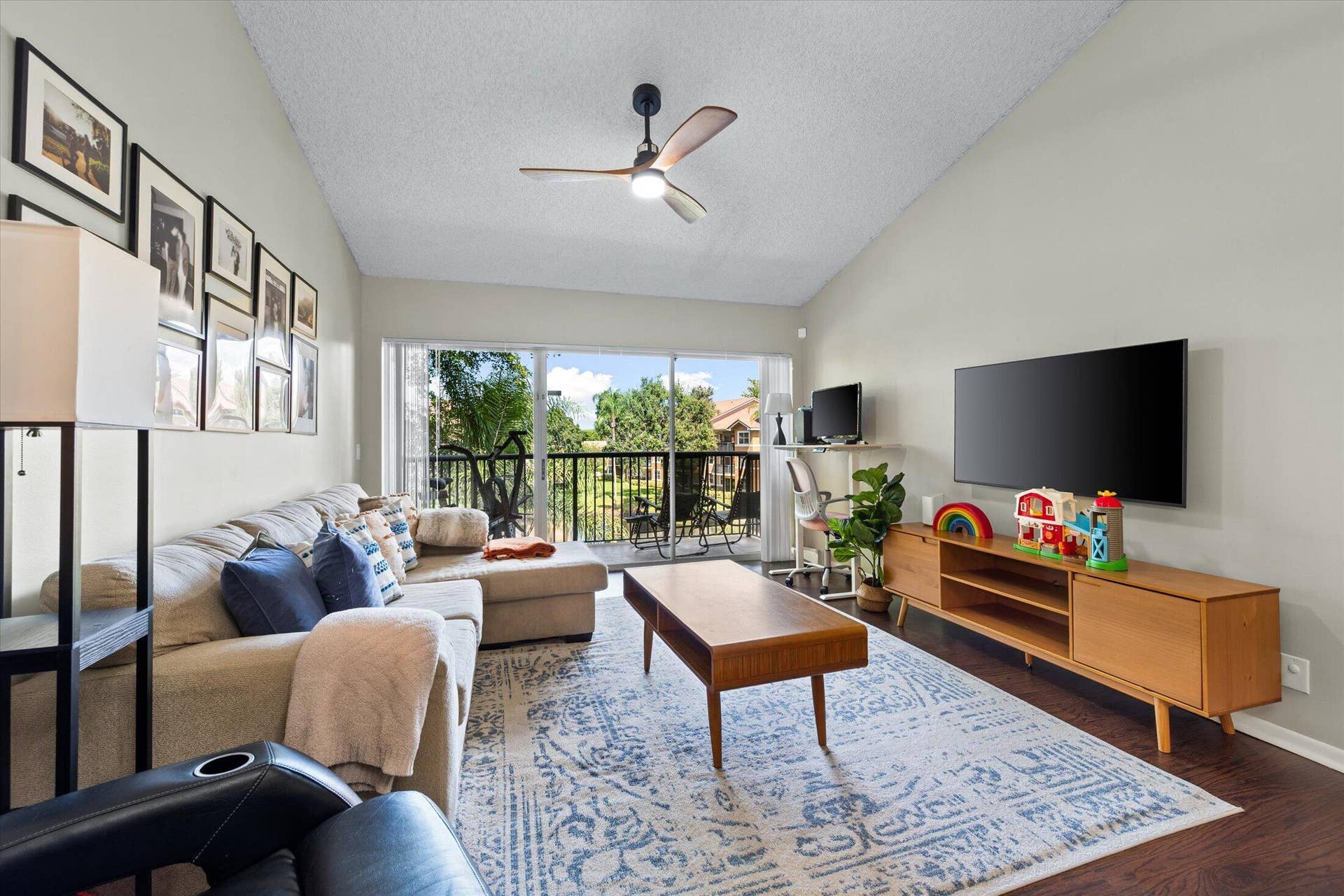 8701 Wiles Road, #306, Coral Springs, FL 33067 Living Room