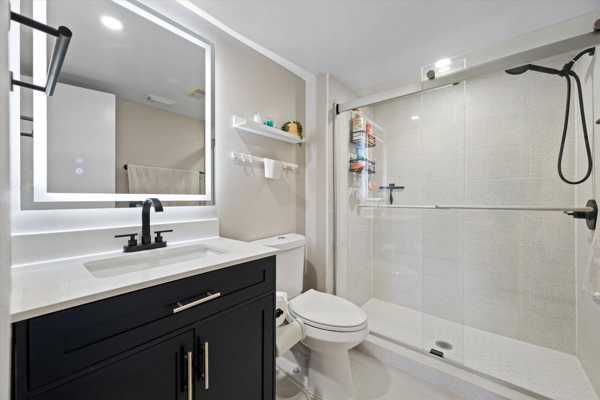 8701 Wiles Road, #306, Coral Springs, FL 33067 Primary Bathroom