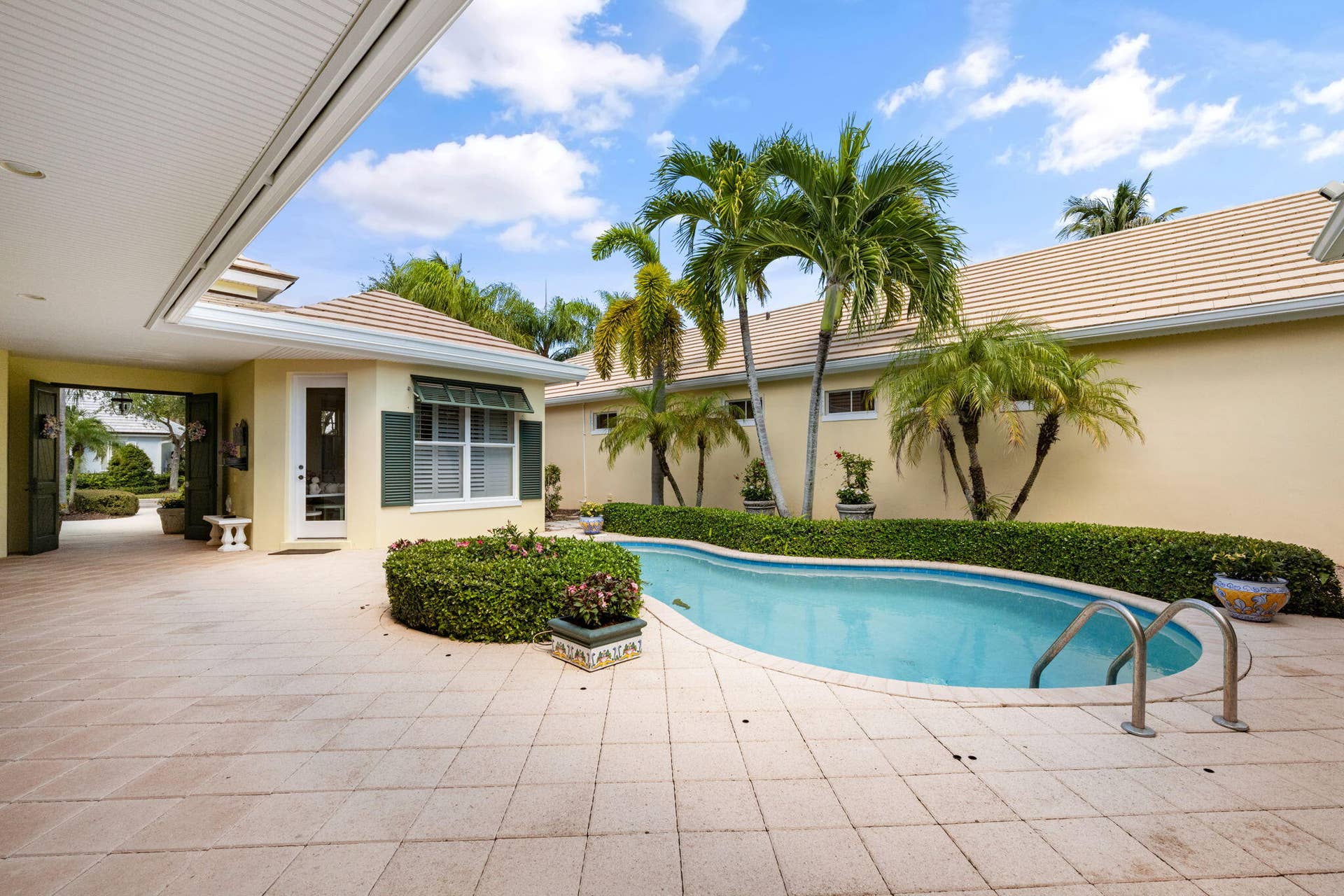 Separate cabana casita
