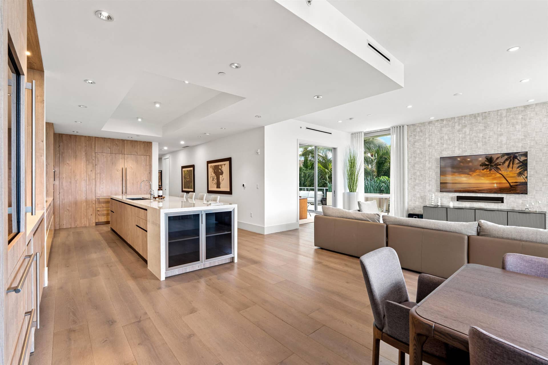 DINING_ANGLE_TO_KITCHEN