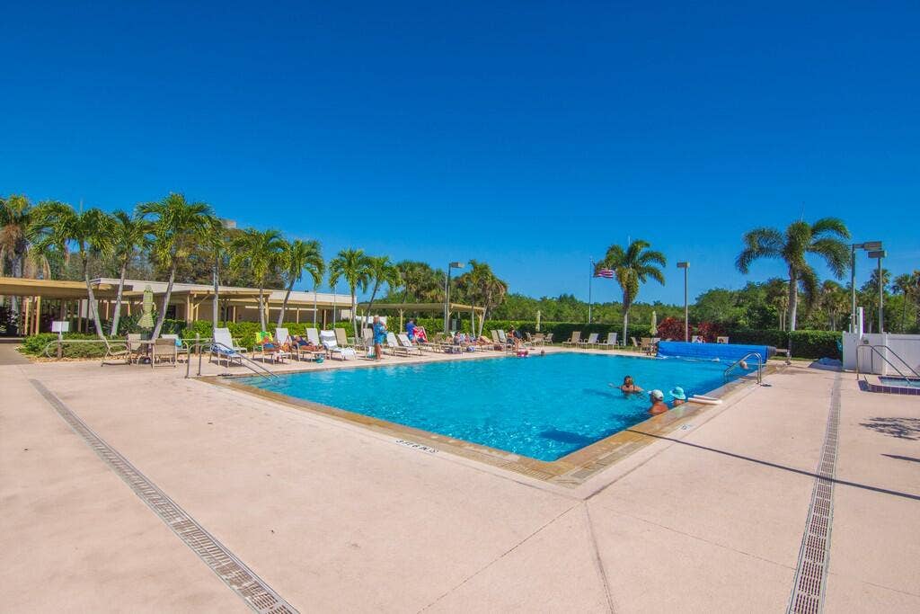 38 Vis Gdns Trail, Vero Beach, FL 32962 4 swimming pools!